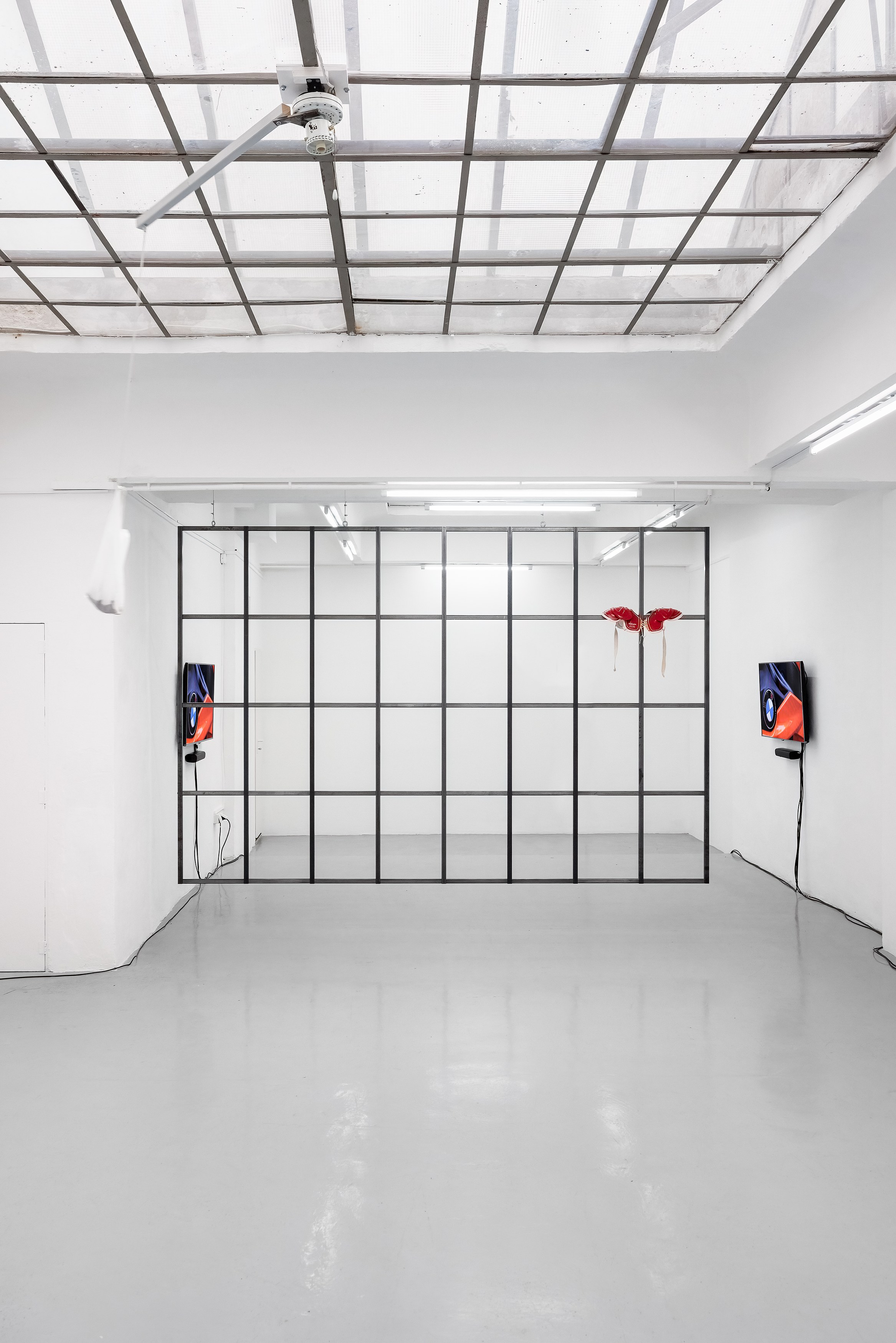 Installation view, The Invisible Hand (2025), Images courtesy of the artists and GIANNI MANHATTAN. Photos by kunstdokumentation.com