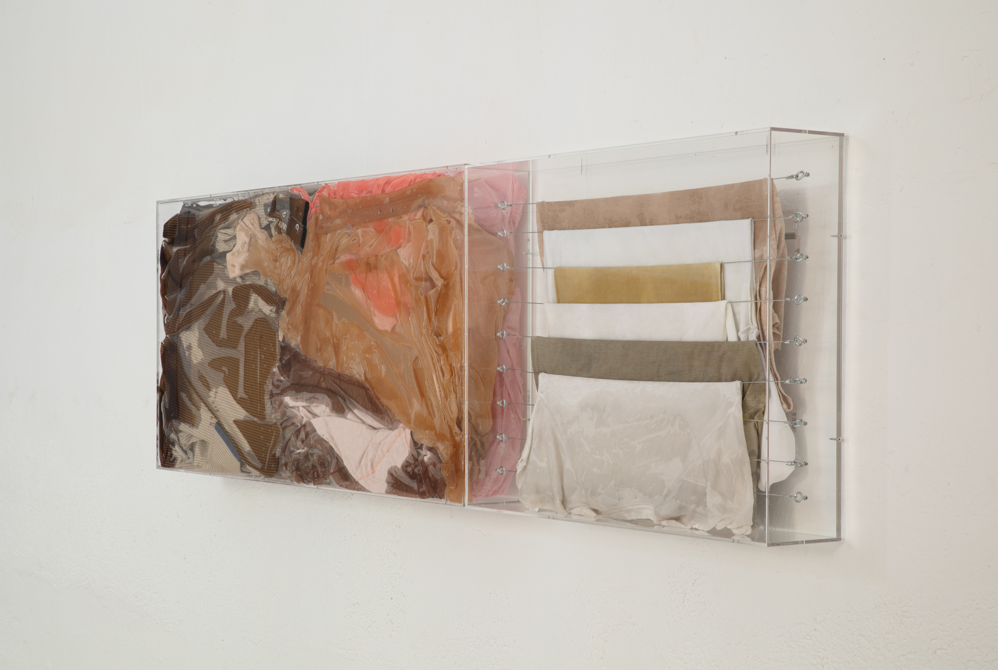 Isabella Benshimol Toro, Colada de delicados, marrón y salmón o como medir el tiempo II, 2025, Acrylic box, stainless steel wire, epoxy resin, and used clothing, 60 x 120 x 15cm, courtesy of the artist and Belmonte.