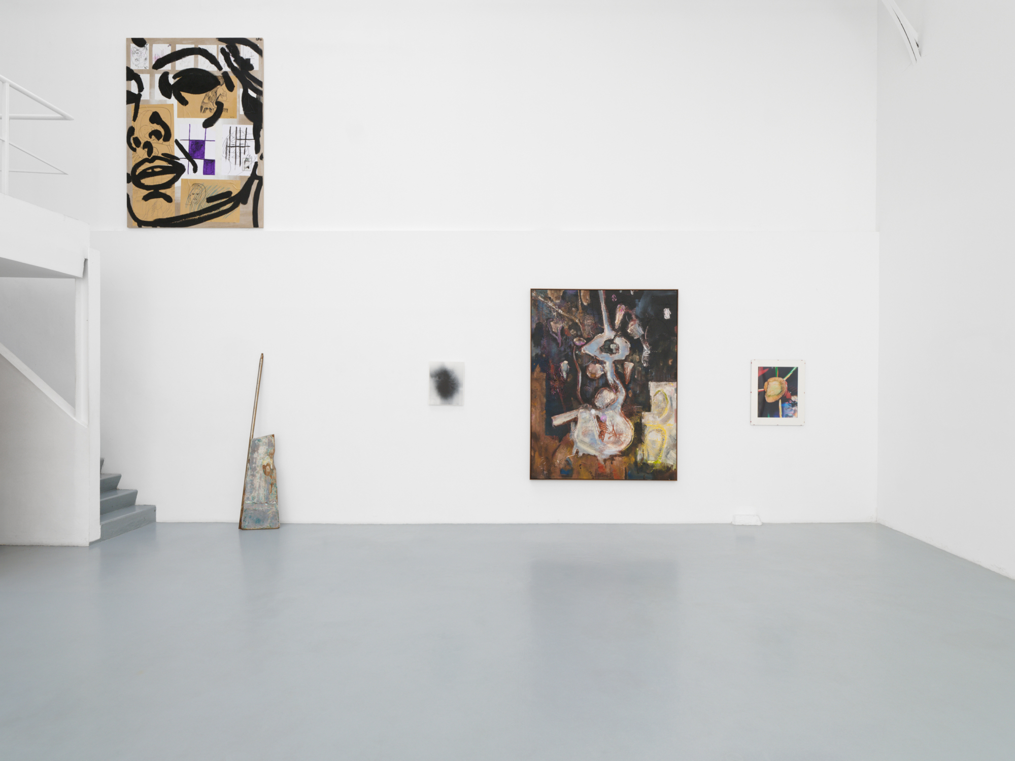 Installation View, The Family Guns (2025), courtesy of Reena Spaulings and Galerie Hussenot.