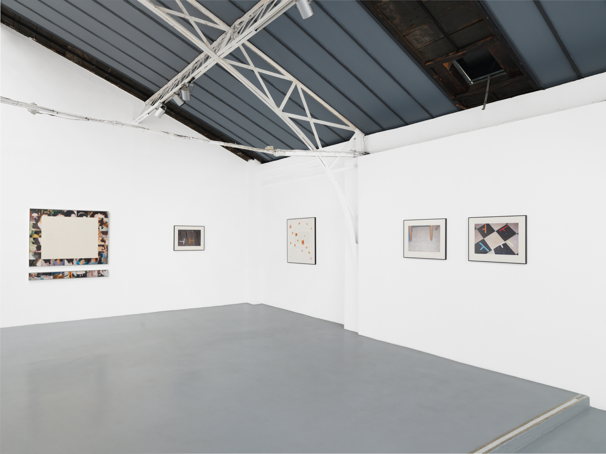 Installation View, The Family Guns (2025), courtesy of Reena Spaulings and Galerie Hussenot.