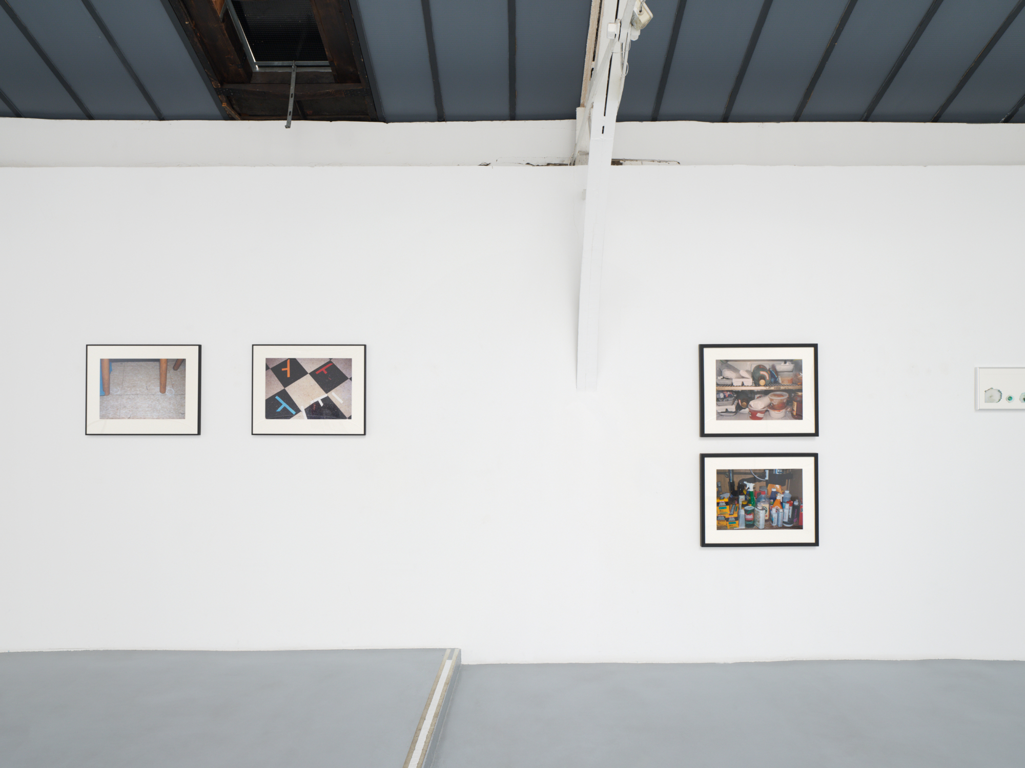 Installation View, The Family Guns (2025), courtesy of Reena Spaulings and Galerie Hussenot.
