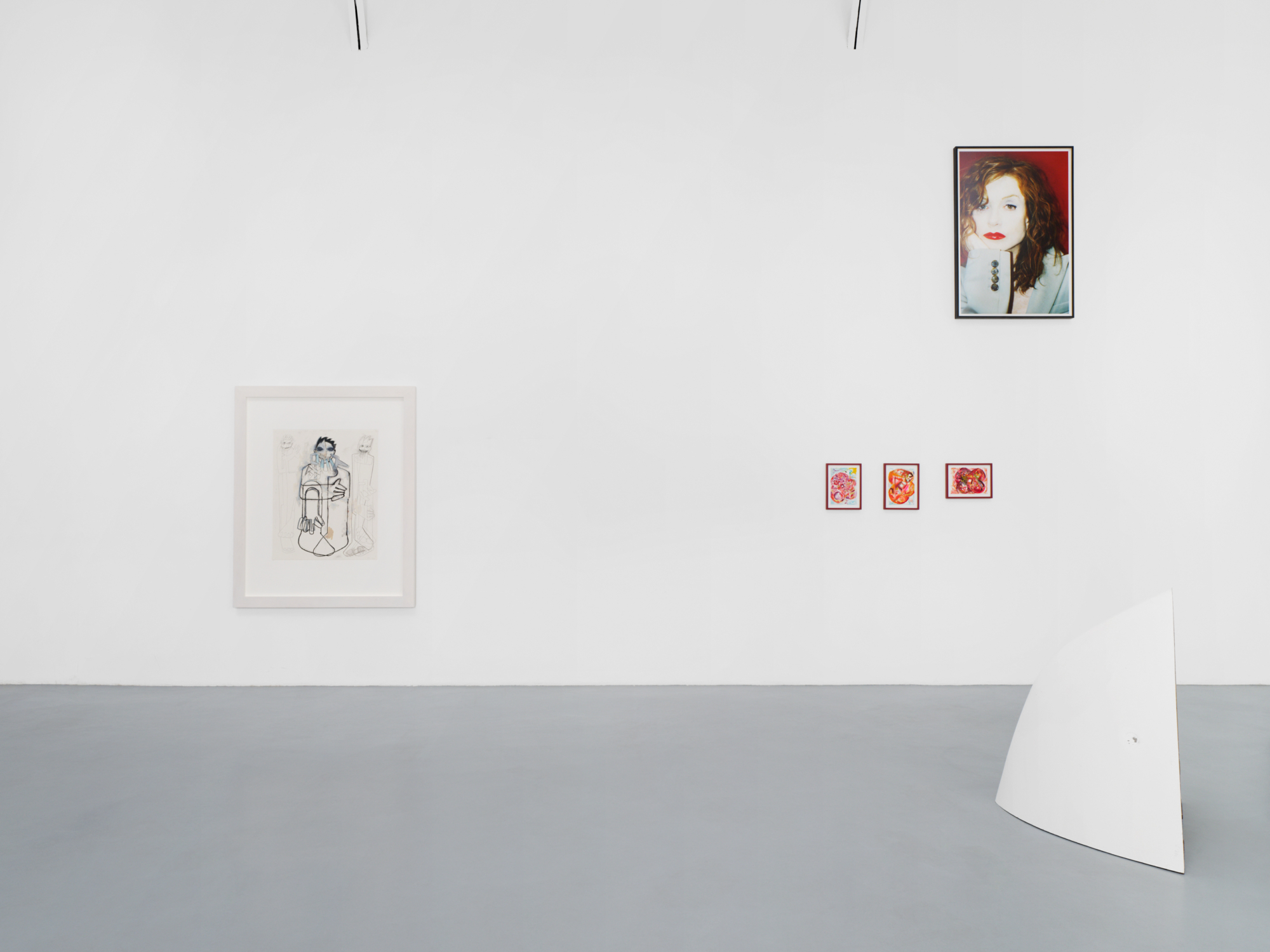 Installation View, The Family Guns (2025), courtesy of Reena Spaulings and Galerie Hussenot.