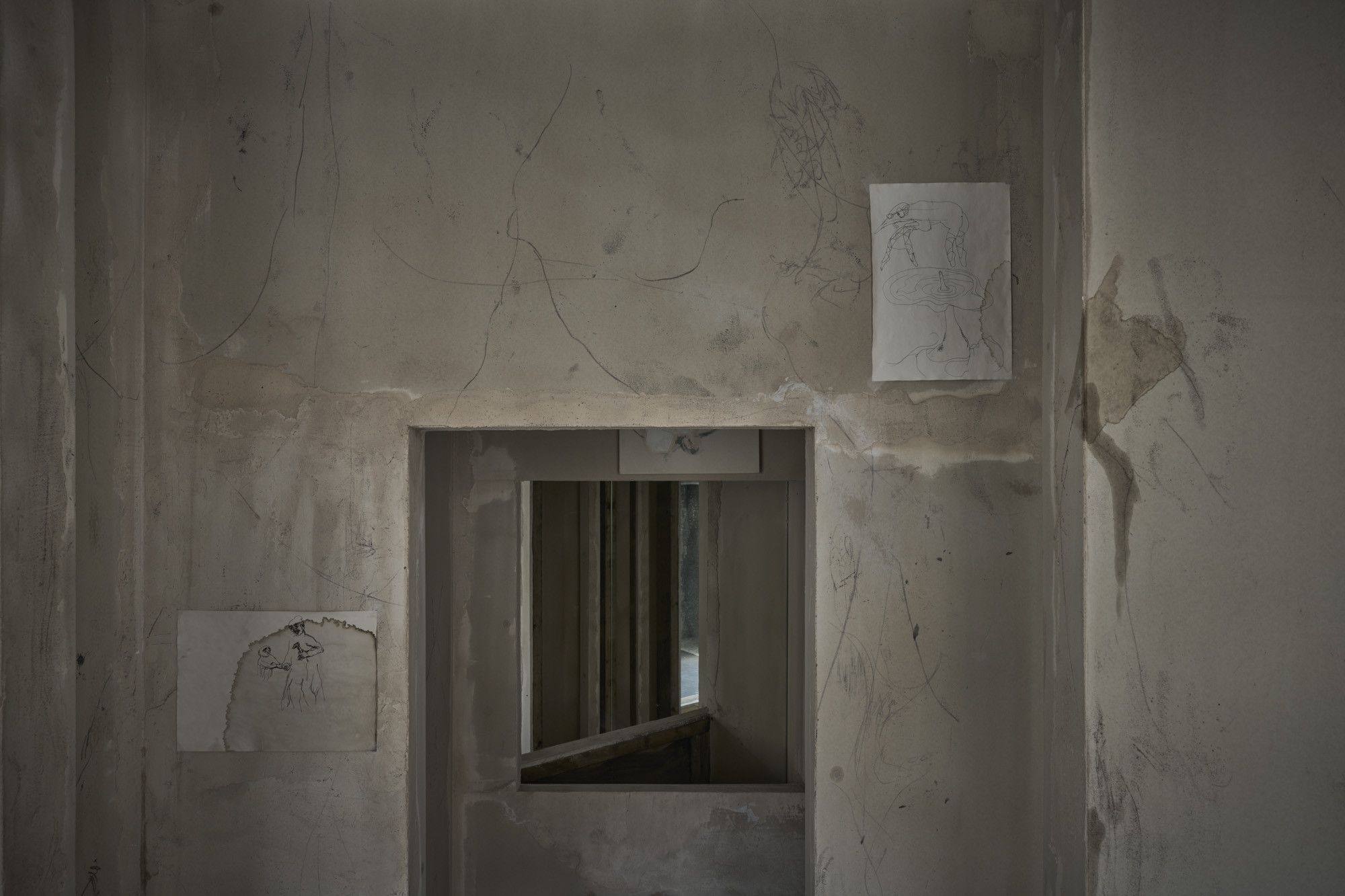 Tolia Astakhishvili, between legs, 2025, drywall, wood, mirror, plaster, instant coffee, wood dye, oil, papier-mâché, paper, pencil, ink, painting, sound, 239 x 163.5 x 187 cm | 94 1/8 x 64 3/8 x 73 5/8 inches. Courtesy of the artist and Raven Row.