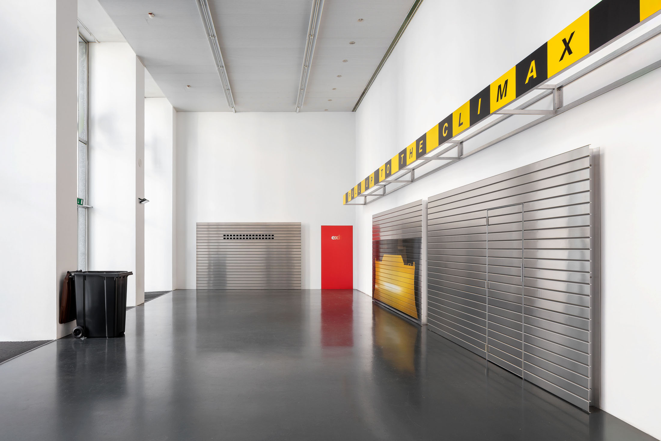 Gabriele Garavaglia & Miriam Laura Leonardi, Deadline With The World, Installation view, Istituto Svizzero, Milano, 2025 © Giulio Boem