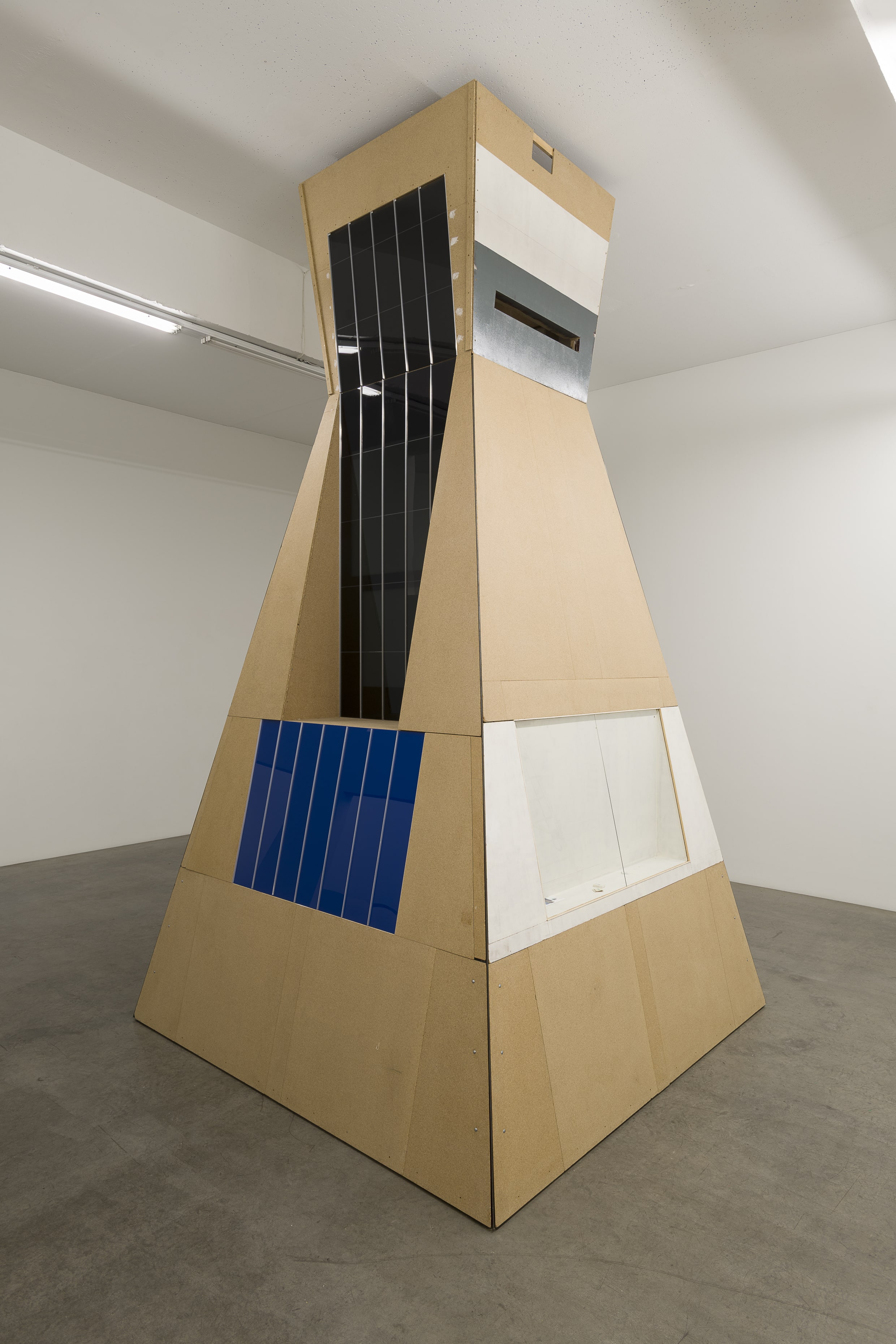 Manfred Pernice, estrel-docx, 22.11.2025 - 24.01.2026. Courtesy the artist and Galerie Neu, Berlin. Photographed by Stefan Korte.