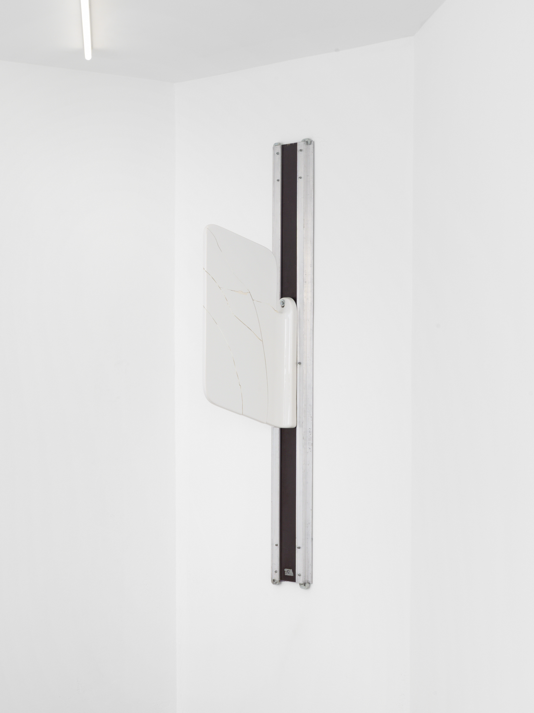 Ilona Ruegg, Open Devision, 2024/25. Ceramic urinal partition on scaffolding element, boss system. 180 × 40 × 16 cm. Photo credit: Philipp Rupp / Julien Gremaud. Courtesy of the artists and sentiment