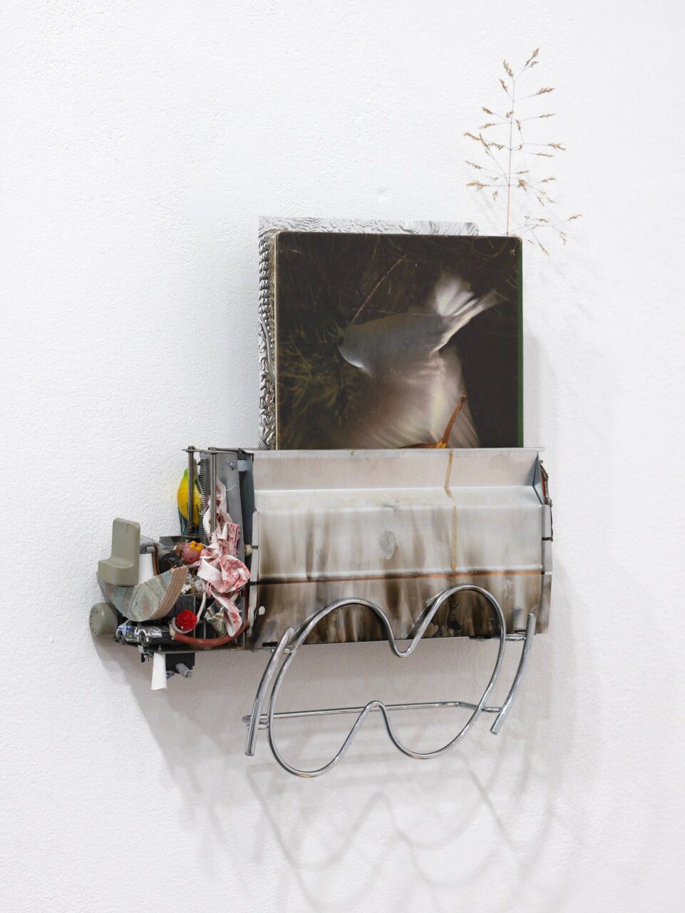 dylan ray arnold, Nevermind, 2025 Toaster, found book, indoor-plant leaf, fabric, trivet, hay, small object. Courtesy of the artist and Sculptor Gallery.