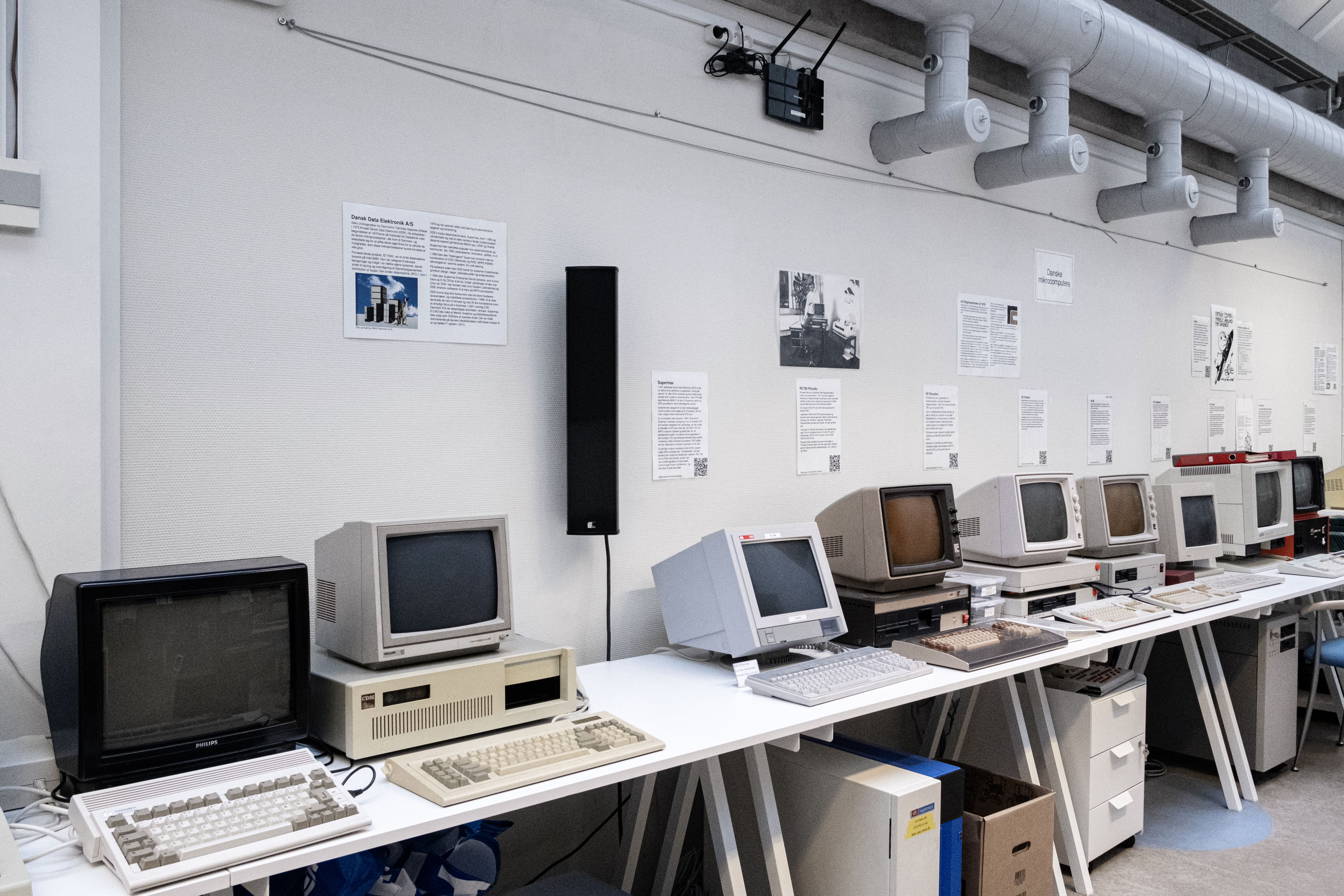 Cally Spooner, DEAD TIME (Maggie ’ s Solo, audio), 2021, Fohhn Scale - 2 loudspeaker, Fohhn MA - 4.100 amplifier, single - take wearable microphone recording, 43:59 min, Audio interference: New York City ’ s crowded electromagnetic spectrum, Breathing: Maggie Segale, Postproduction audio mixing: Tom Sedgwick. Courtesy of the artist and Public Domain Operating System.