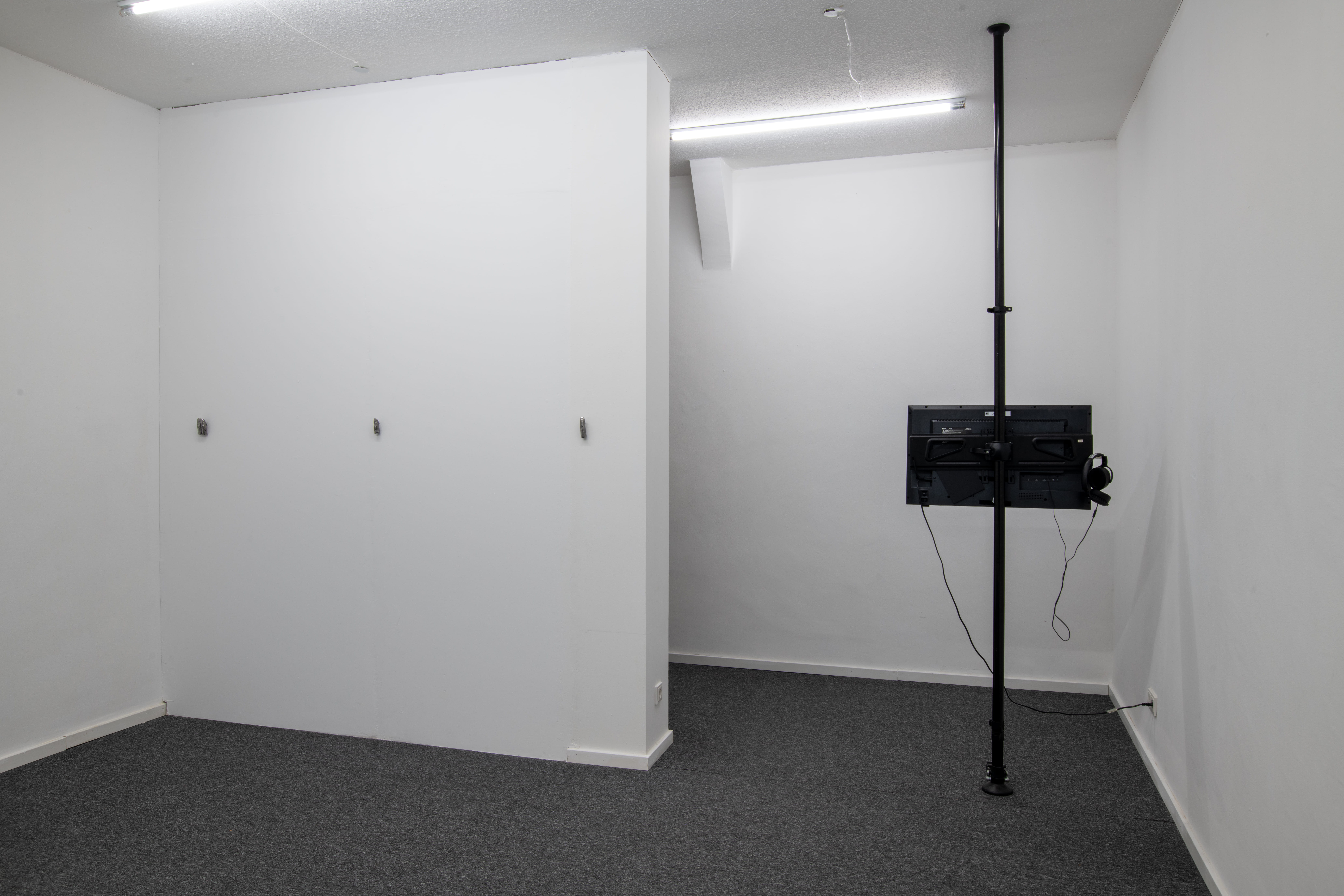 Klaus vom Bruch, 1000 Küsse - Relativ romantisch, 1983-1984, Single channel video, sound, 31:33 min Klaus vom Bruch, Dora Budor, Mary Helena Clark, Lou-Anna Ulloa del Rio, Michael van den Abeele, installation view, Cherry Hill, 2025-2026 Michael Van den Abeele, Fingers (2), 2023, Steel, 7 x 3 x 8 cm Klaus vom Bruch, Dora Budor, Mary Helena Clark, Lou-Anna Ulloa del Rio, Michael van den Abeele, installation view, Cherry Hill, 2025-2026 Lou-Anna Ulloa del Rio, Birds born in a cage think that flying is an illness, 2025, Single channel digital video, sound, 10:22 min Michael Van den Abeele, Fingers (2), 2023, Steel, 3 x 3 x 17 cm Dora Budor, Vintages, 2025, Cardboard box, Fresnel lens, portable monitor, electronics, 24 x 33.7 x 33.5 cm Dora Budor, Vintages, 2025, Cardboard box, Fresnel lens, portable monitor, electronics, 24 x 33.7 x 33.5 cm Dora Budor, Vintages, 2025, Cardboard box, Fresnel lens, portable monitor, electronics, 24 x 33.7 x 33.5 cm Mary Helena Clark, Neighboring Animals, 2024, Single channel digital video, sound, 09:03 min Mary Helena Clark, Neighboring Animals, 2024, Single channel digital video, sound, 09:03 min Mary Helena Clark, Neighboring Animals, 2024, Single channel digital video, sound, 09:03 min Mary Helena Clark, Neighboring Animals, 2024, Single channel digital video, sound, 09:03 min