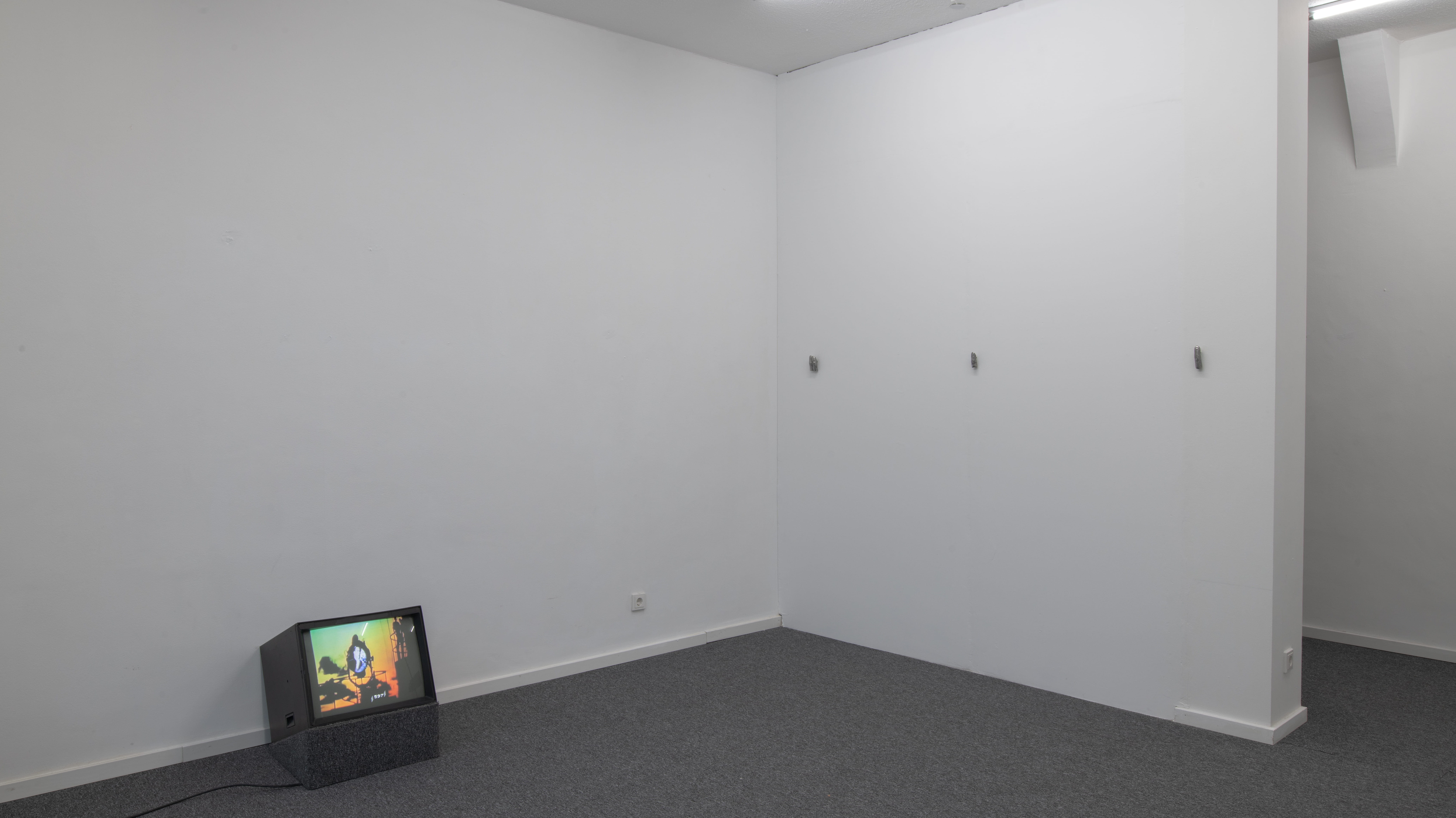 Klaus vom Bruch, 1000 Küsse - Relativ romantisch, 1983-1984, Single channel video, sound, 31:33 min Klaus vom Bruch, Dora Budor, Mary Helena Clark, Lou-Anna Ulloa del Rio, Michael van den Abeele, installation view, Cherry Hill, 2025-2026.