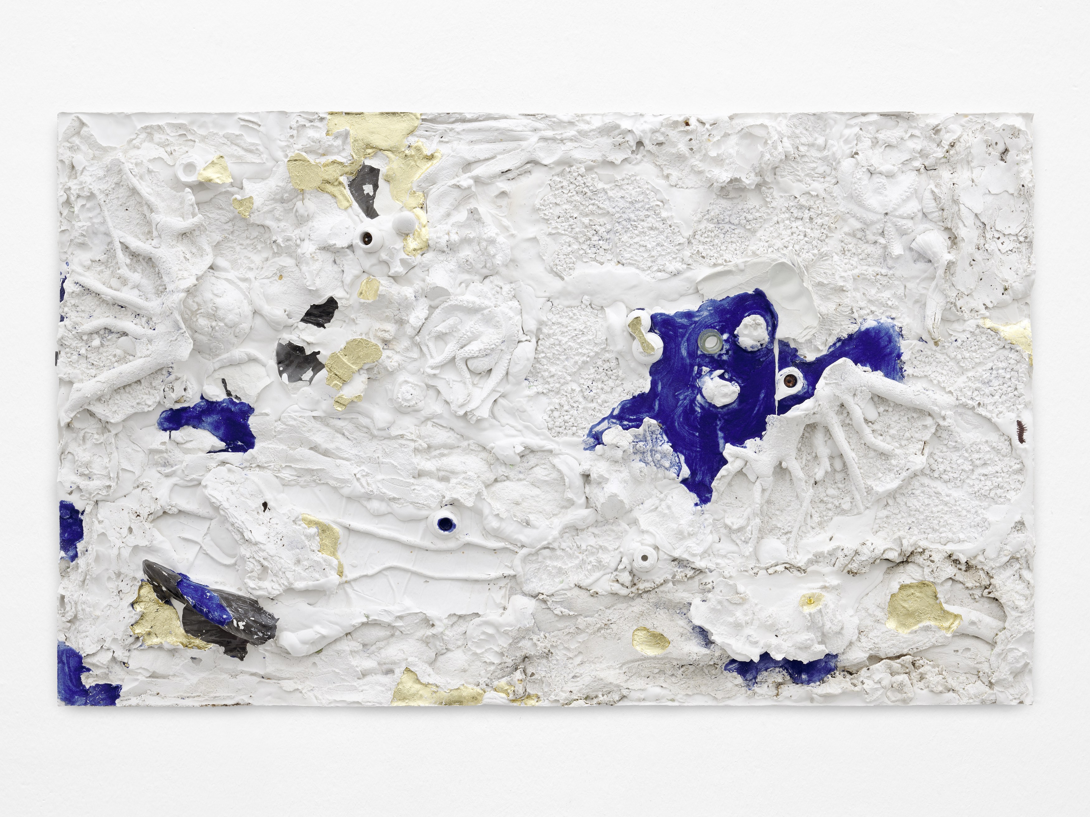 Stephan Dillemuth, Gondwana – Salvaging the Futures, 2026, Structural steel, jute, plaster, flocking, hammered metal, ceramics, glass, RCA, HDMI, 85 × 140 cm / 33 ½ × 55 ⅛ in. Courtesy of the artist and DREI.