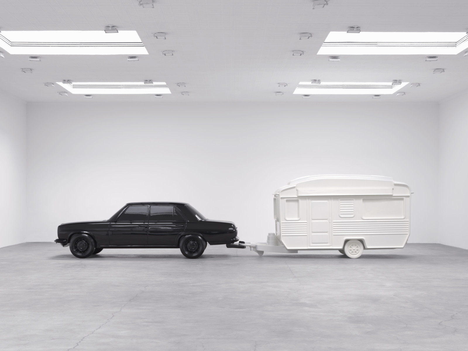 Katharina Fritsch, Auto und Wohnwagen / Car and Caravan 1979/2026 Vinyl ester resin, stainless steel, aluminum, lacquer 84⅝ × 357 × 74⅞ inches; 215 × 907 × 190 cm. Courtesy of the artist and Matthew Marks.