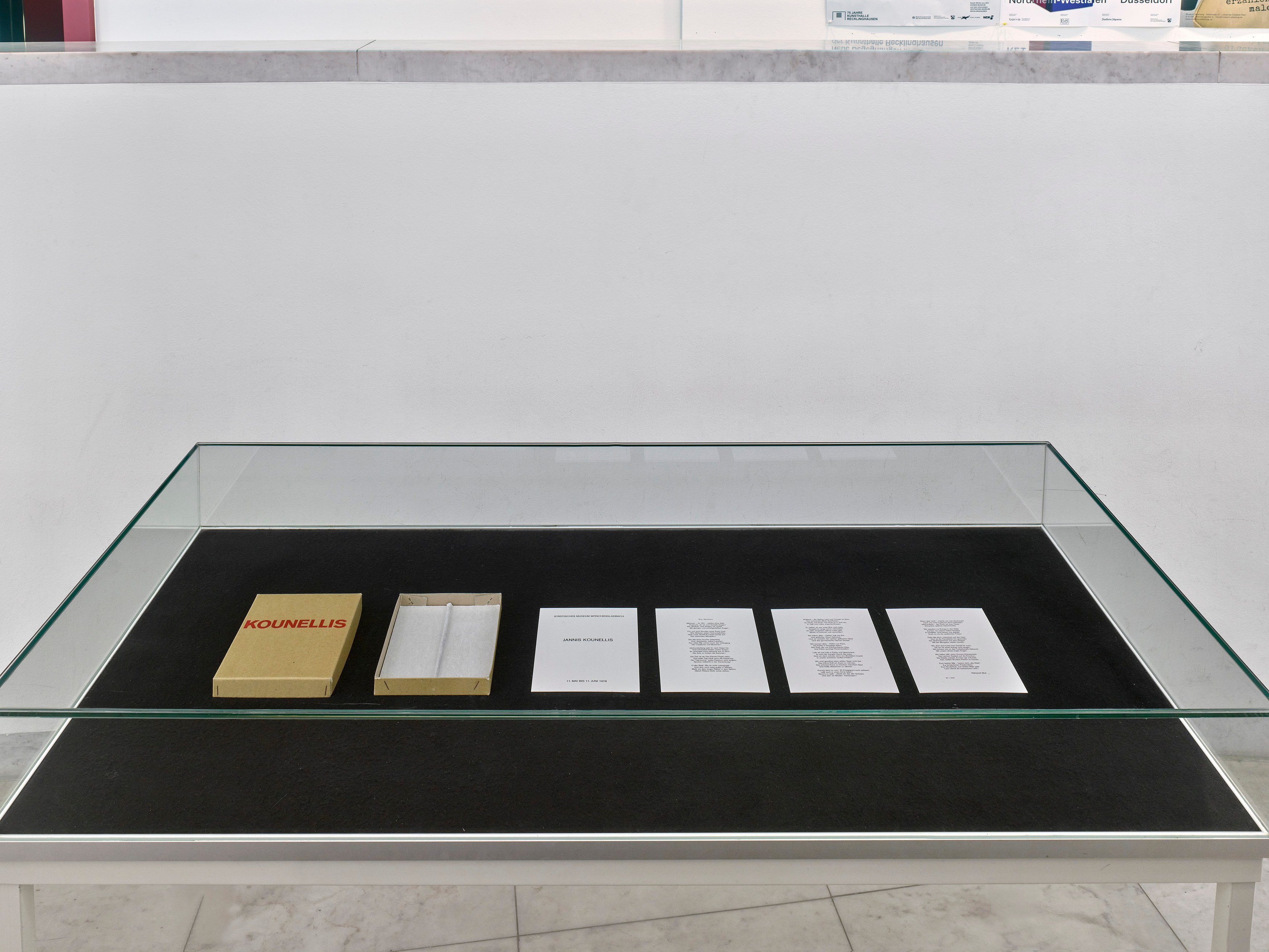 Jannis Kounellis, Kassettenkatalog mit Objekt, 1978, Poem by Aleksandr Blok and object consisting of asbestos plate and black powder candle, Box Dimensions: 20,3 x 15,8 x 2,8 cm Abestos sheet: 19,7 x 15,3 x 0,8 cm. Courtesy of the artist and Museum Abteiberg