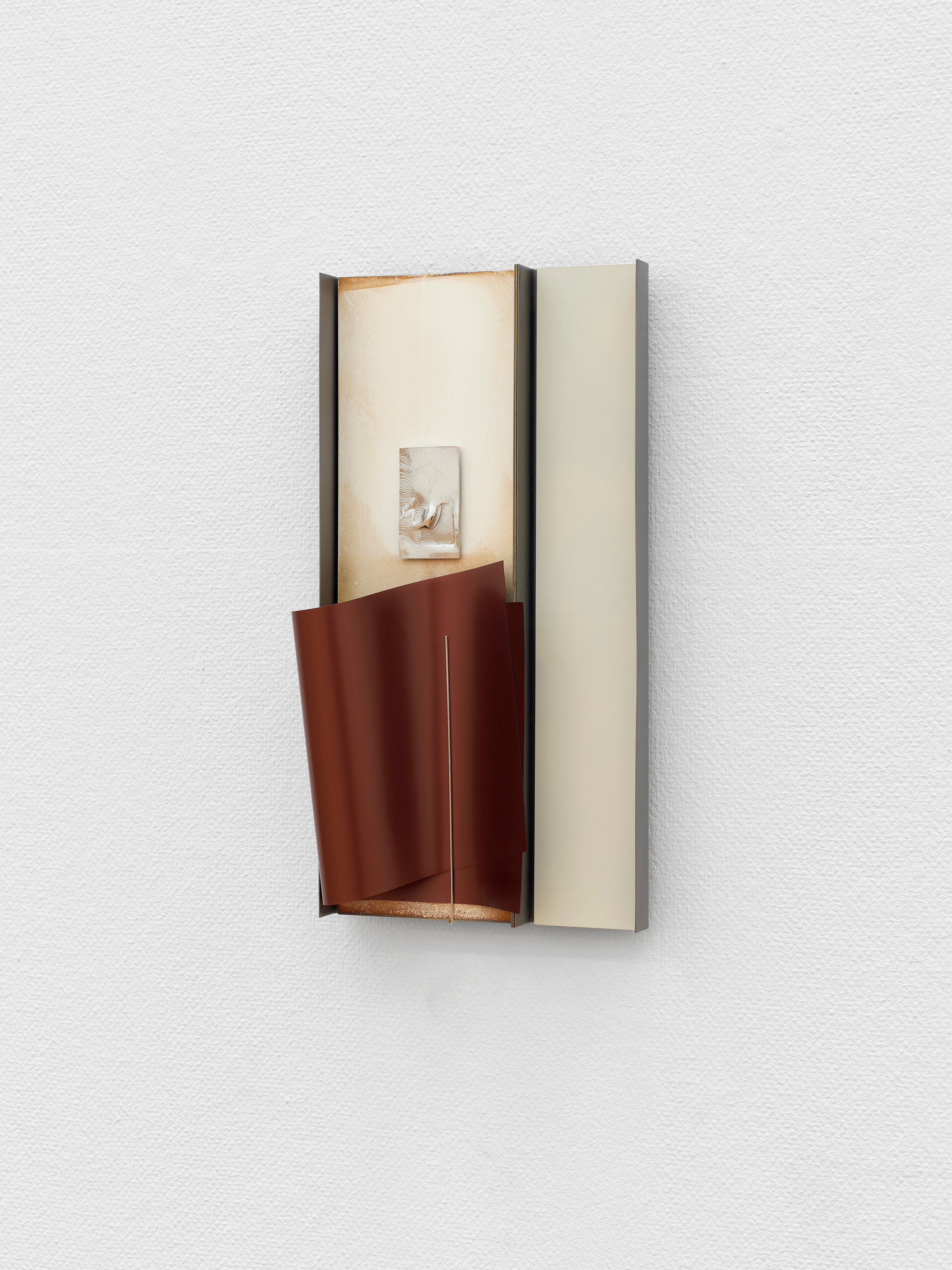 Grant Mooney, Housing (c.) xi, 2024, Steel, electroplated steel, silver, brass, neodymium, copper coated polyethylene, paint, polymer resin, iron oxide, 35,6 x 17,8 x 8,9 cm. Courtesy of the artist and Museum Abteiberg.
