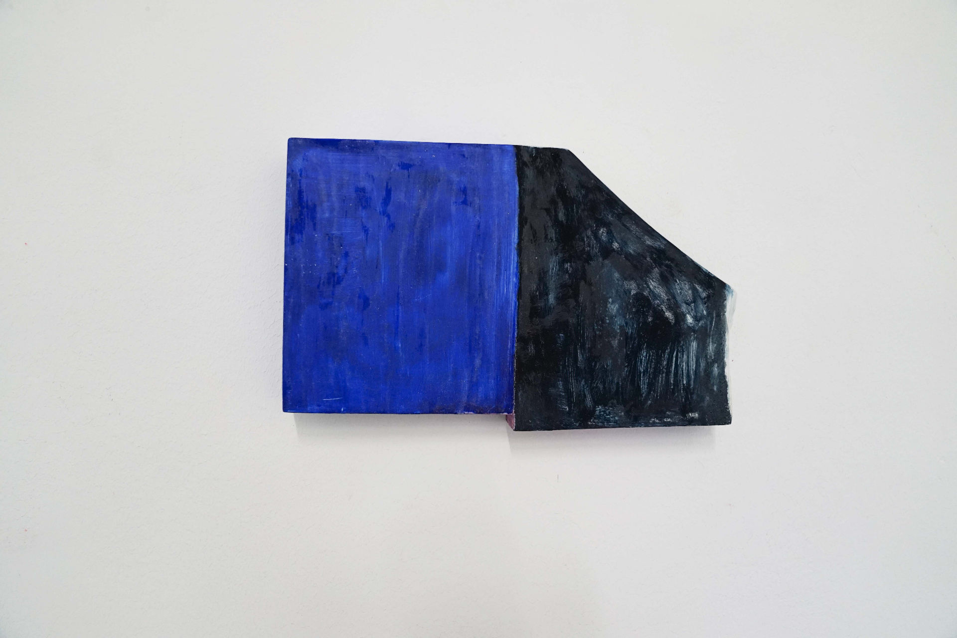 Nina Zeljković, Klocna (Klotz) no. 1, 2026, Found wood, cassein, egg tempera, wax, 30 x 19 x 4cm. Courtesy of the artist and Stooj Fine Arts, Berlin.