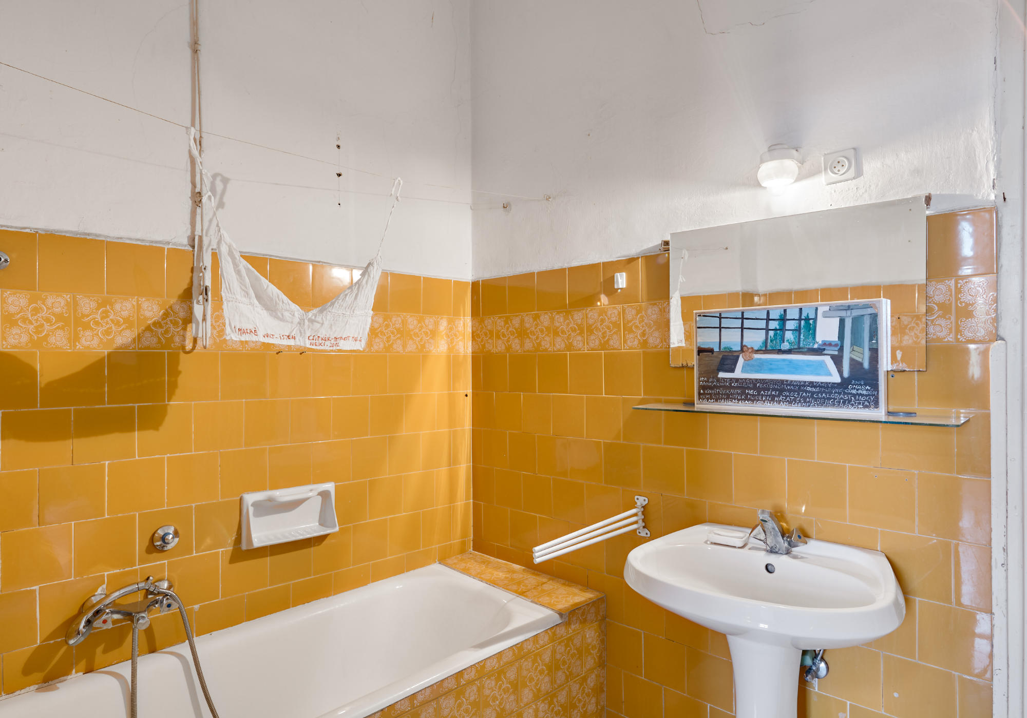 Installation view, OMARA Mara Olah: Once they were talking about dream interpretation on the radio. I called in and asked how it was possible that the things I dream about always come true, 2026. Courtesy of the artist and Longtermhandstand, Budapest.