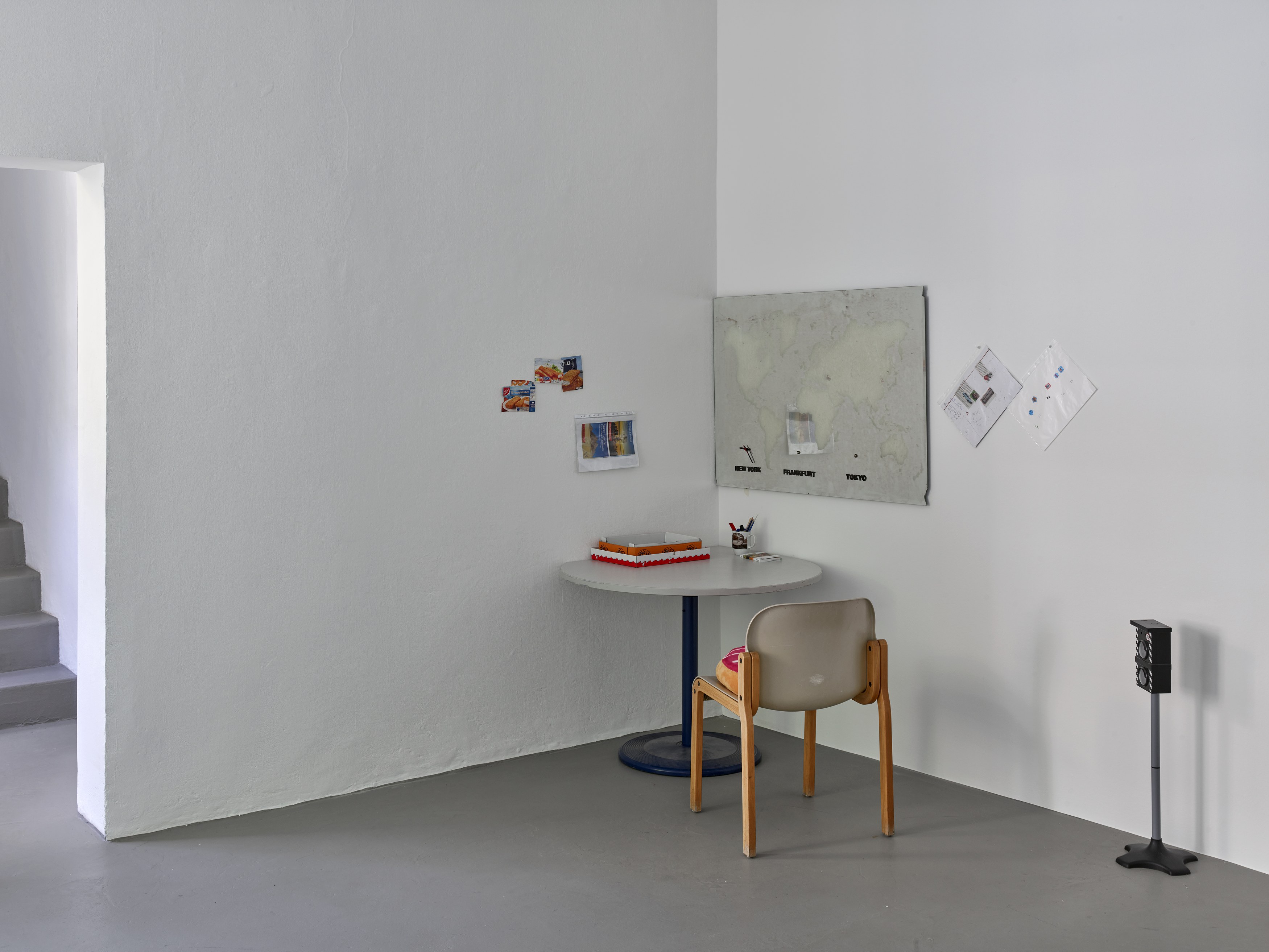 Installation view, Manfred Pernice: signatures, 2026. Courtesy of the artist and Konrad Fischer Galerie, Berlin. Photos by Achim Kukulies.