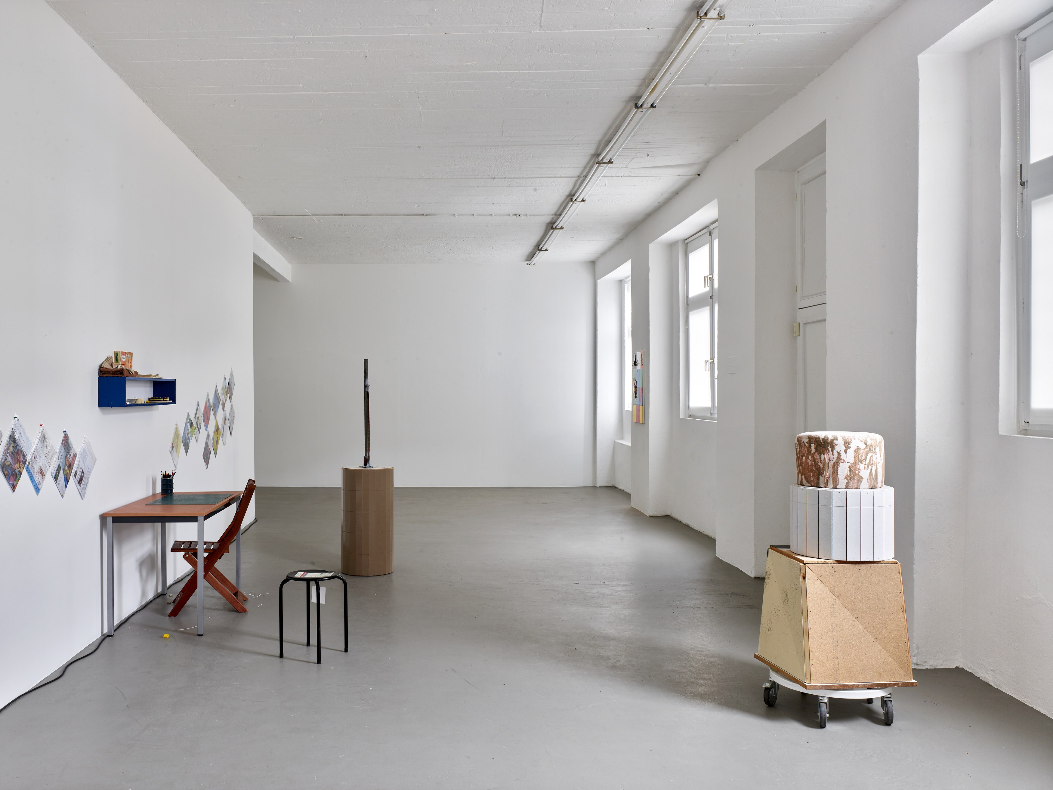Installation view, Manfred Pernice: signatures, 2026. Courtesy of the artist and Konrad Fischer Galerie, Berlin. Photos by Achim Kukulies.