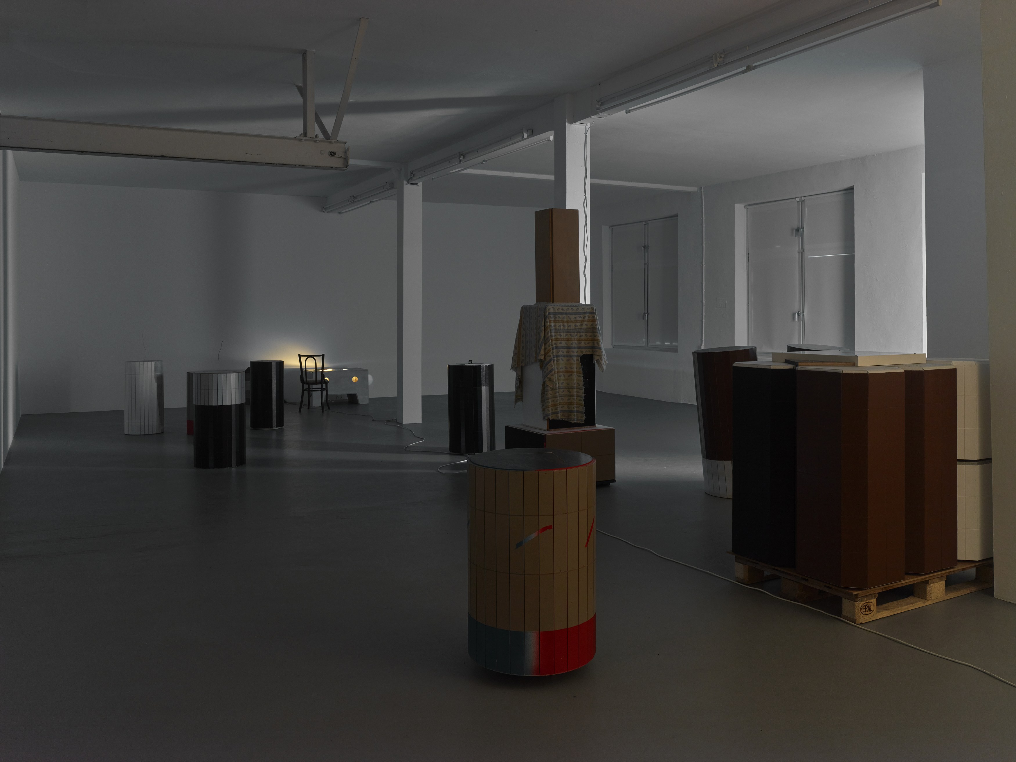 Installation view, Manfred Pernice: signatures, 2026. Courtesy of the artist and Konrad Fischer Galerie, Berlin. Photos by Achim Kukulies.