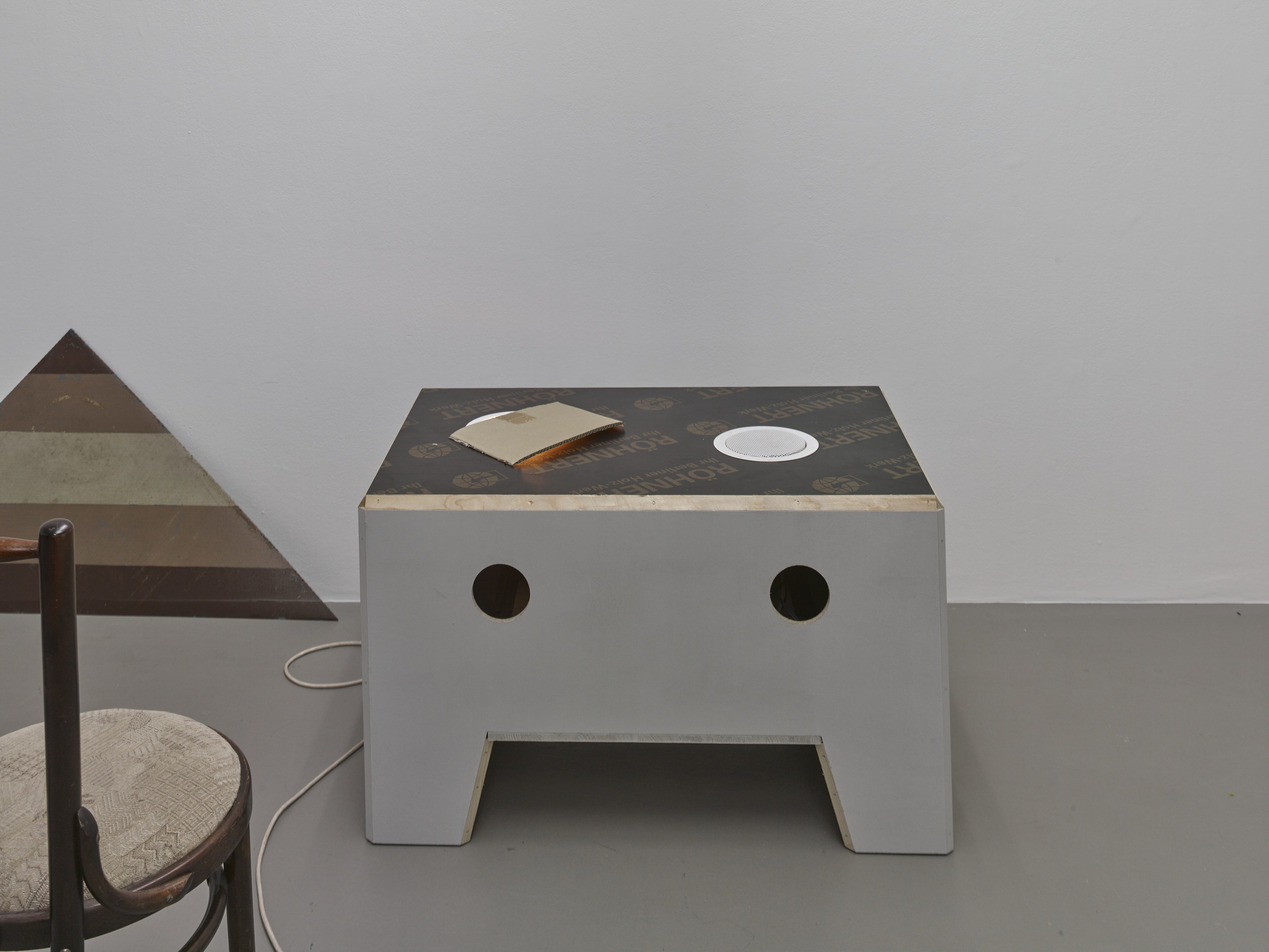 Installation view, Manfred Pernice: signatures, 2026. Courtesy of the artist and Konrad Fischer Galerie, Berlin. Photos by Achim Kukulies.