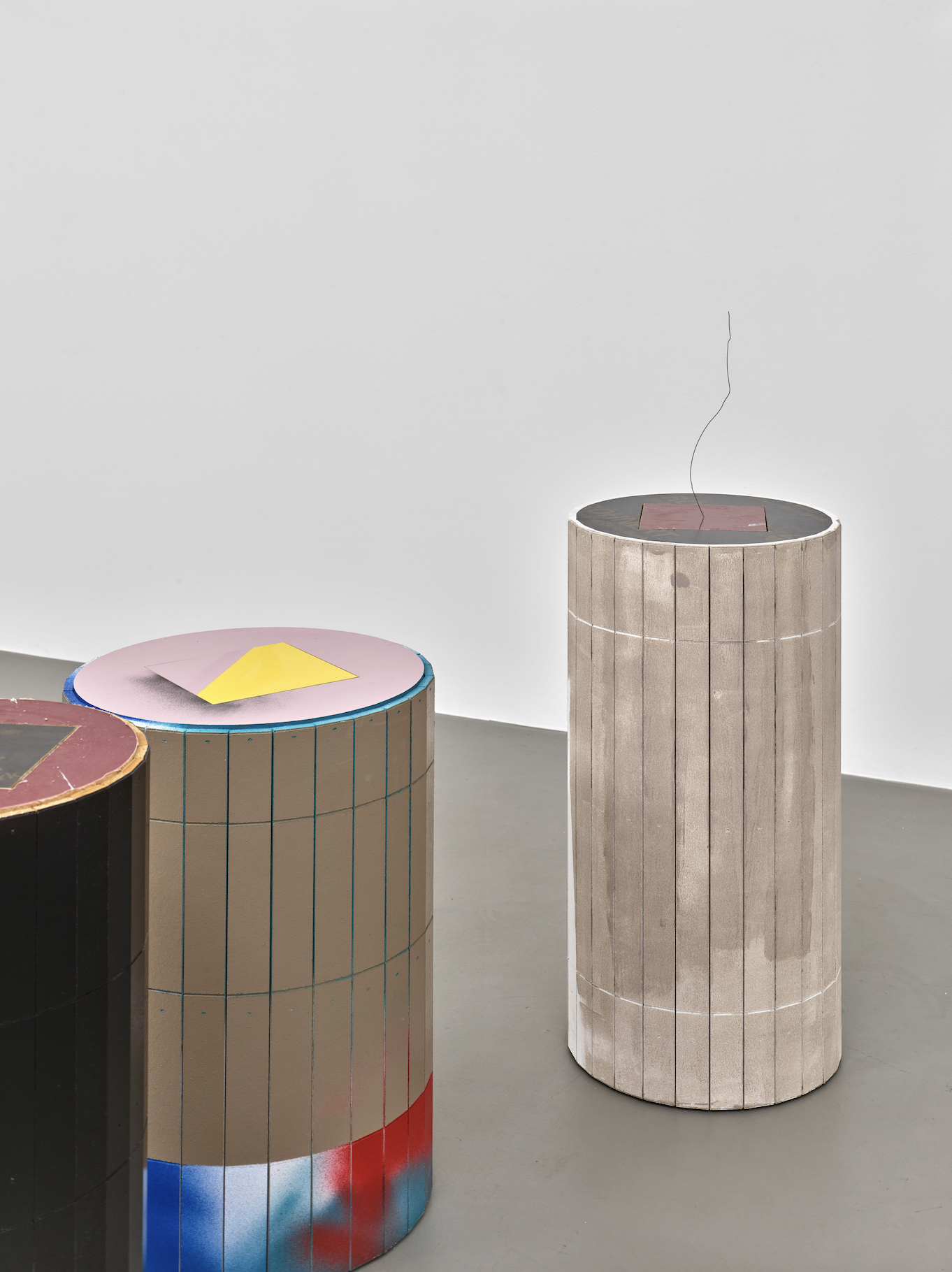 Installation view, Manfred Pernice: signatures, 2026. Courtesy of the artist and Konrad Fischer Galerie, Berlin. Photos by Achim Kukulies.