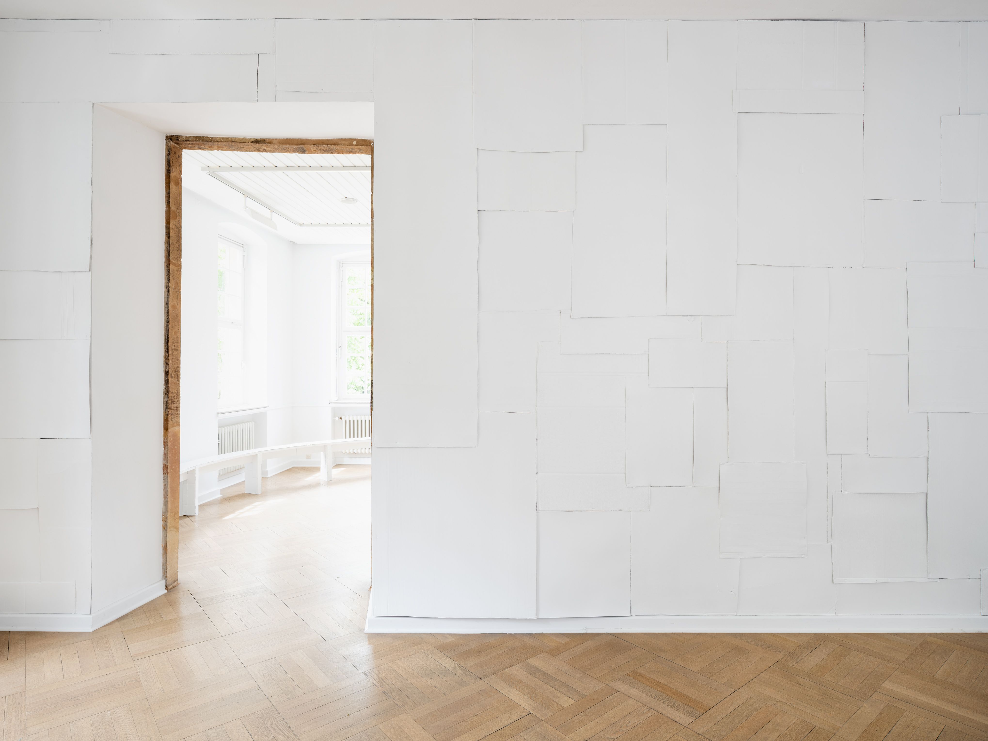 Anna Budniewski, Wand (Pappe), 2026. Installation view, read to/for | I read to sense the doubling of time, Kunstverein Bielefeld, 2026. Courtesy der Künstlerin | of the artist Photo: Fred Dott