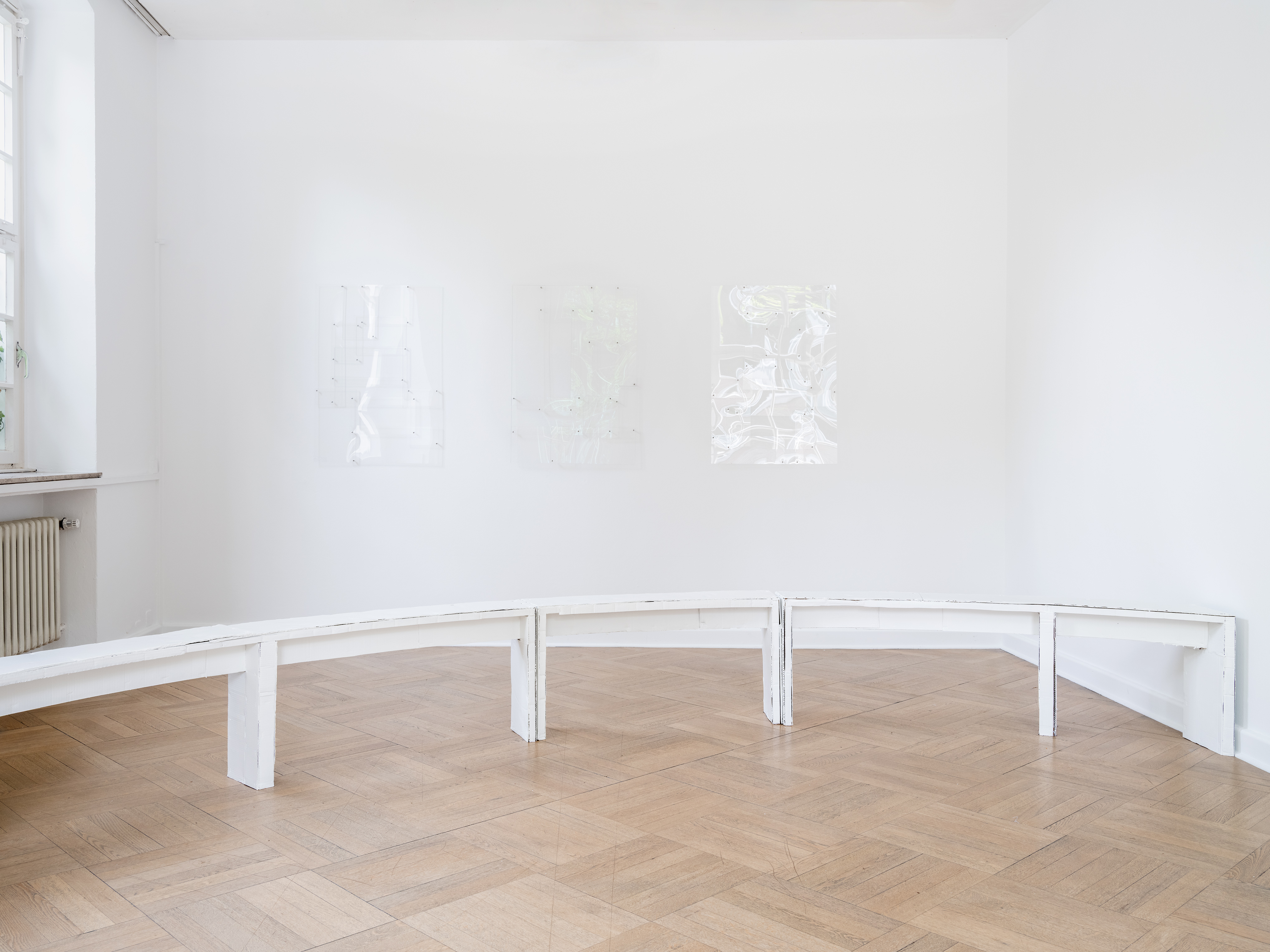 Anna Budniewski, Bank (Kreis); Glas (Links); Glas (Mitte); Glas (Rechts), 2026. Installation view, read to/for | I read to sense the doubling of time, Kunstverein Bielefeld, 2026. Courtesy der Künstlerin | of the artist Photo: Fred Dott