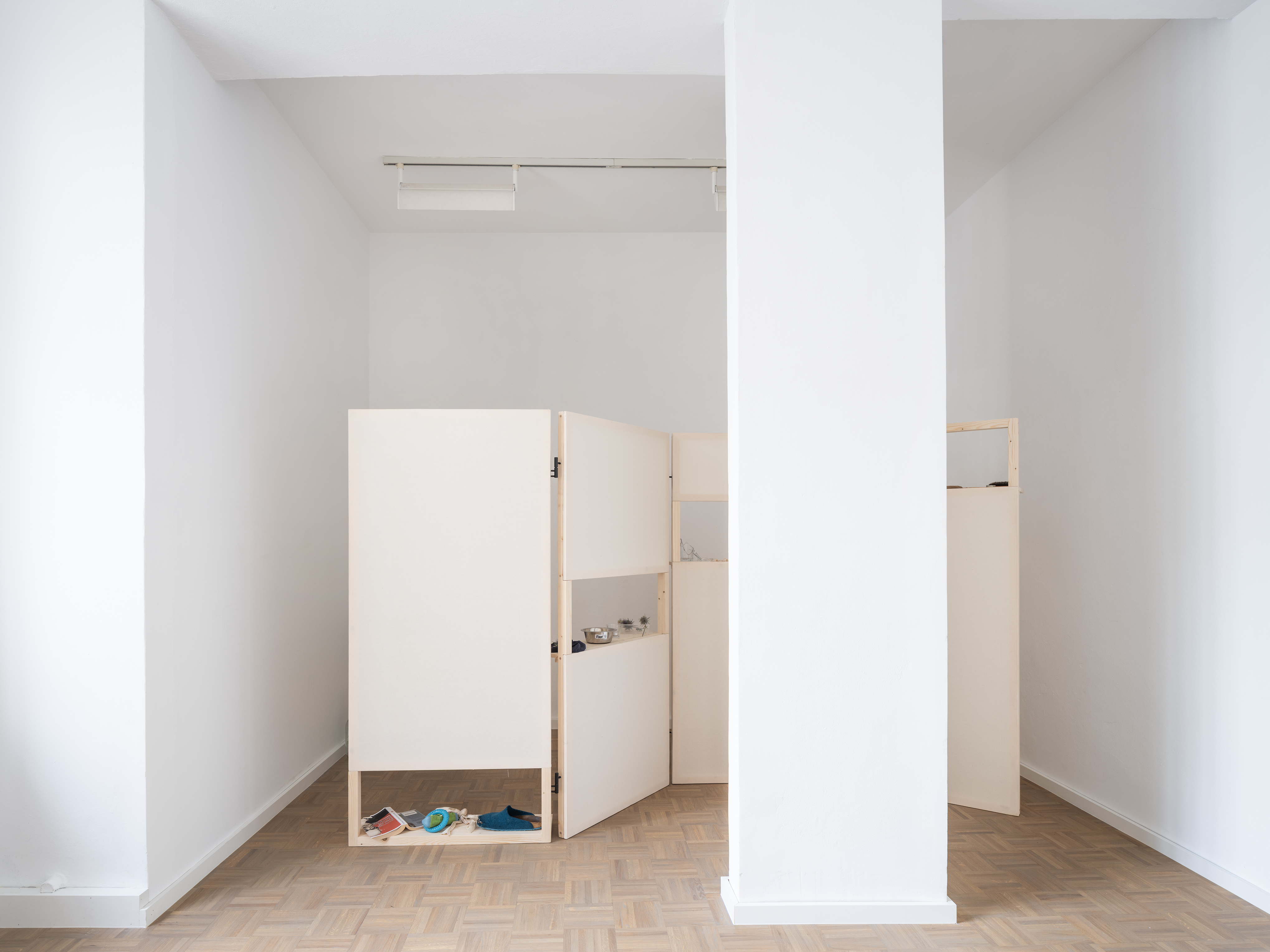 Miriam Stoney, Standing Her Lap Disappears, 2026. Installation view, read to/for | I read to sense the doubling of time, Kunstverein Bielefeld, 2026. Courtesy der Künstlerin | of the artist Photo: Fred Dott