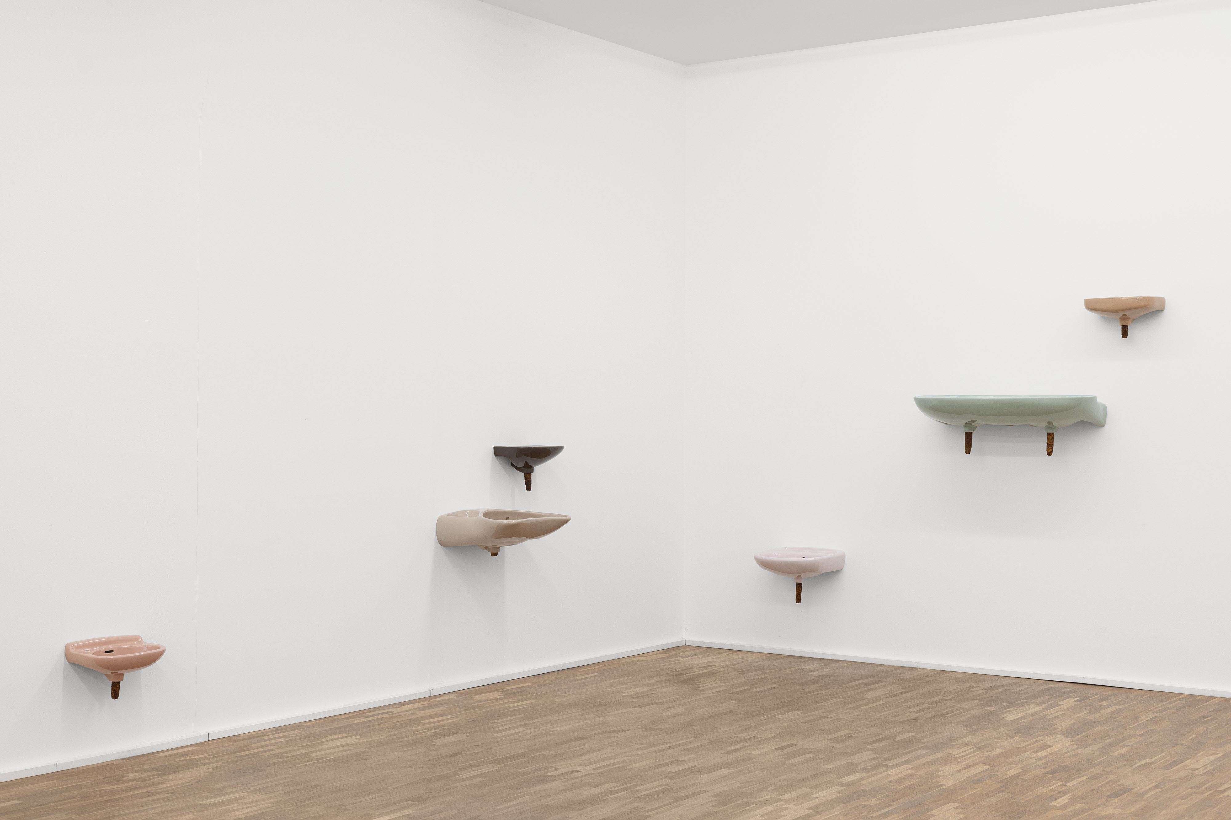 Nina Beier, Plugs, 2018, Installation view MGKSiegen, The social Life of Things, Courtesy the artist and Croy Nielsen Gallery, Vienna, Photo: Philipp Ottendörfer.