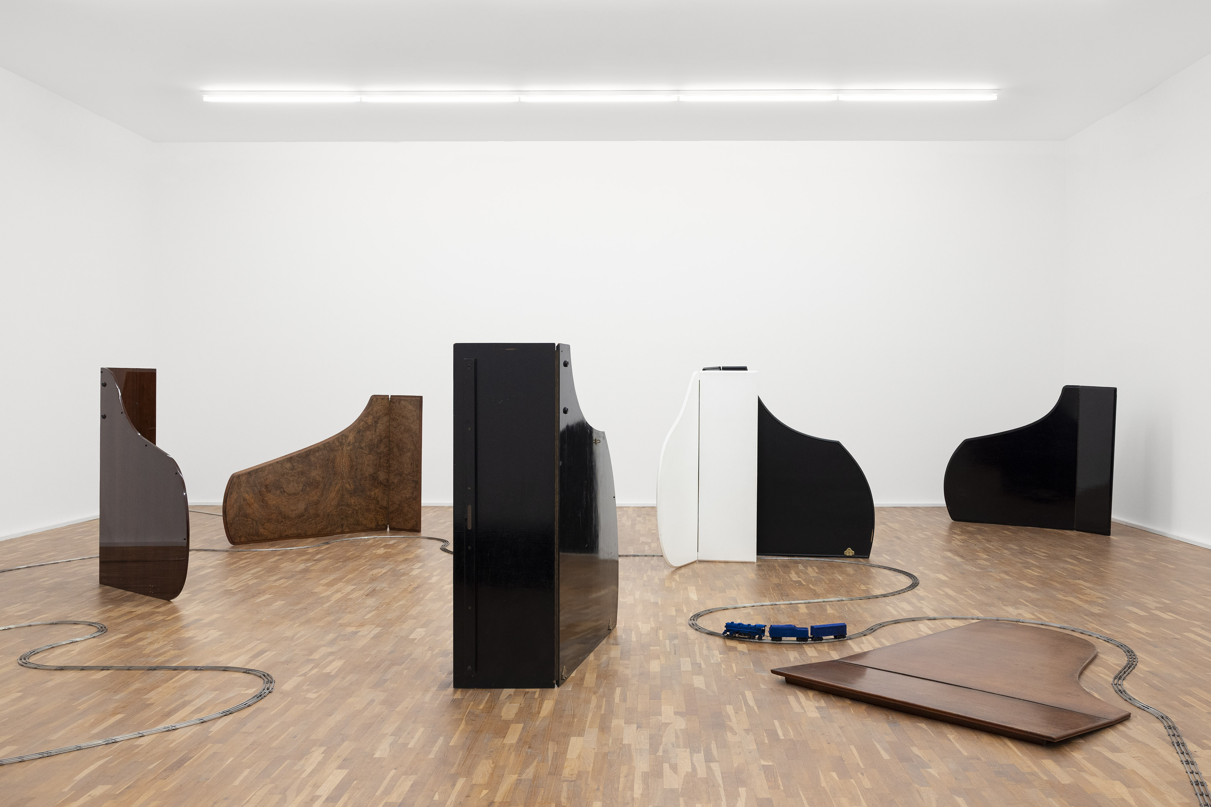 David Hammons, Chasing the Blue Train, 1989-91, Collection Stedelijk Museum voor Actuele Kunst, Ghent, Installation view MGKSiegen, The social Life of Things, © VG Bild-Kunst, Bonn 2026, Photo: Philipp Ottendörfer