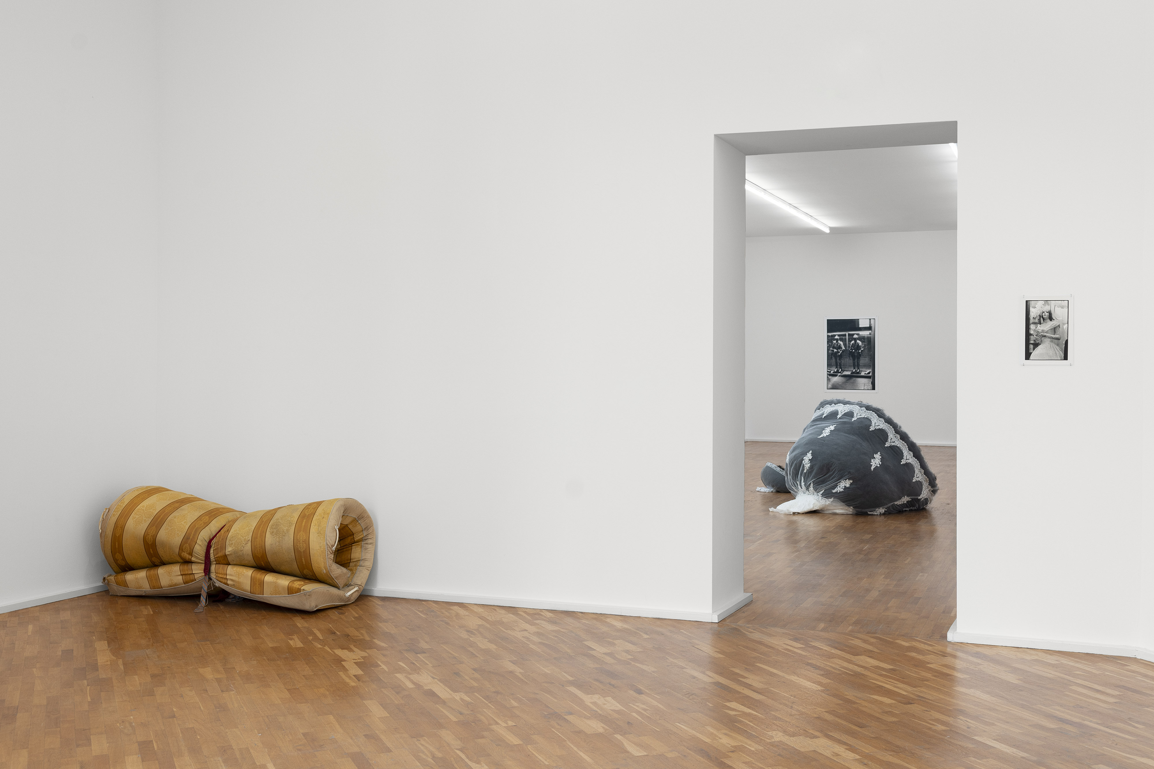 Installation view, The Social Life of Things, Work by David Hammons, Materasso Addormentato, Collection Stedelijk Museum voor Actuele Kunst, Gent, © VG Bild-Kunst, Bonn 2026, Work by Nina Beier, Bush, 2025, Courtesy the artist and Croy Nielsen Gallery, Vienna, Works by Zoe Leonard, Display I, 1991/2025, Bride with Broken Fingers, 1995/1997, Courtesy the artist and Gisela Capitain Gallery, Photo: Philipp Ottendörfer