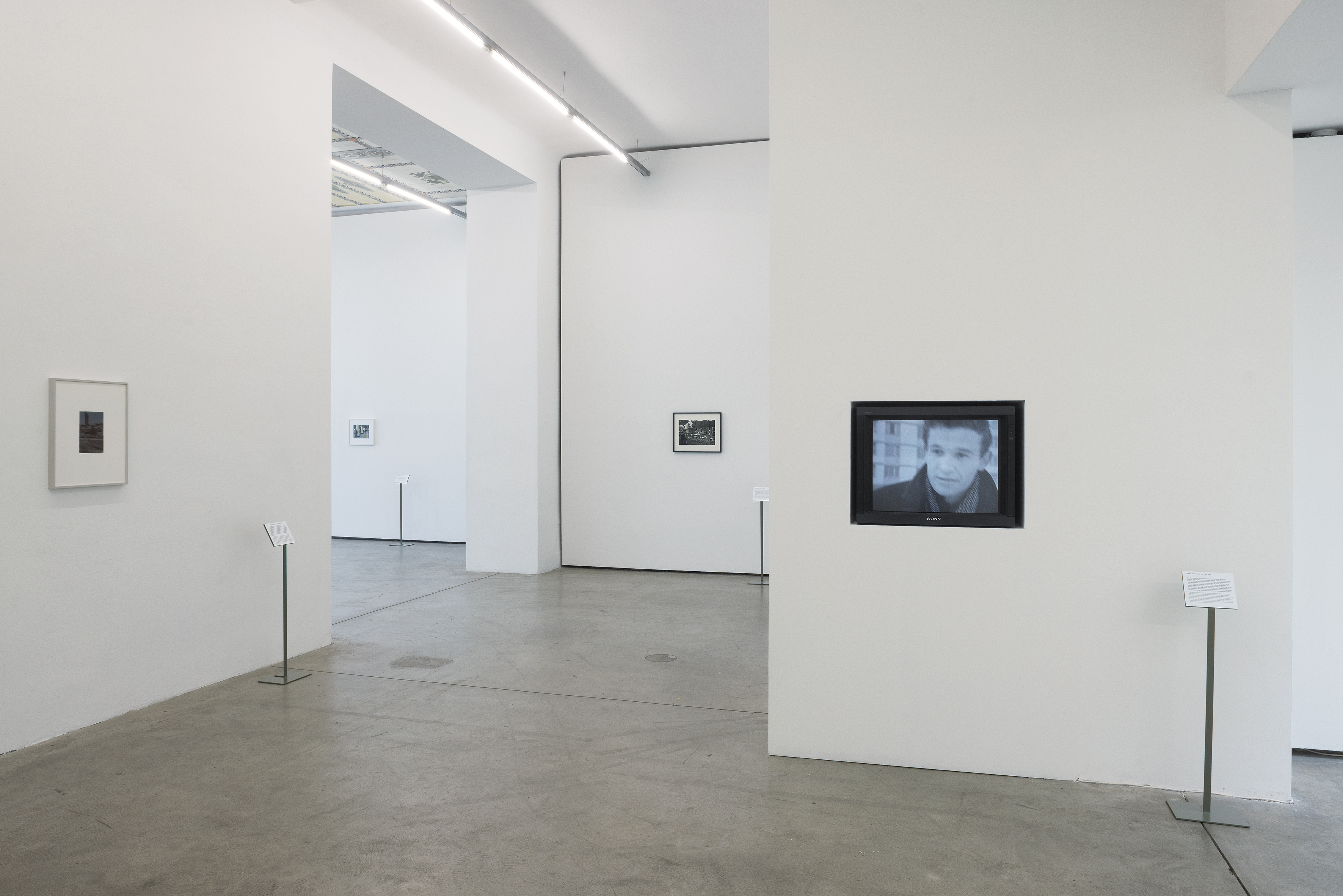 Installation view, Passants parmis les pierres, fjk3—Contemporary Art Space, Vienna, 2026. Photo: Lisa Rastl.