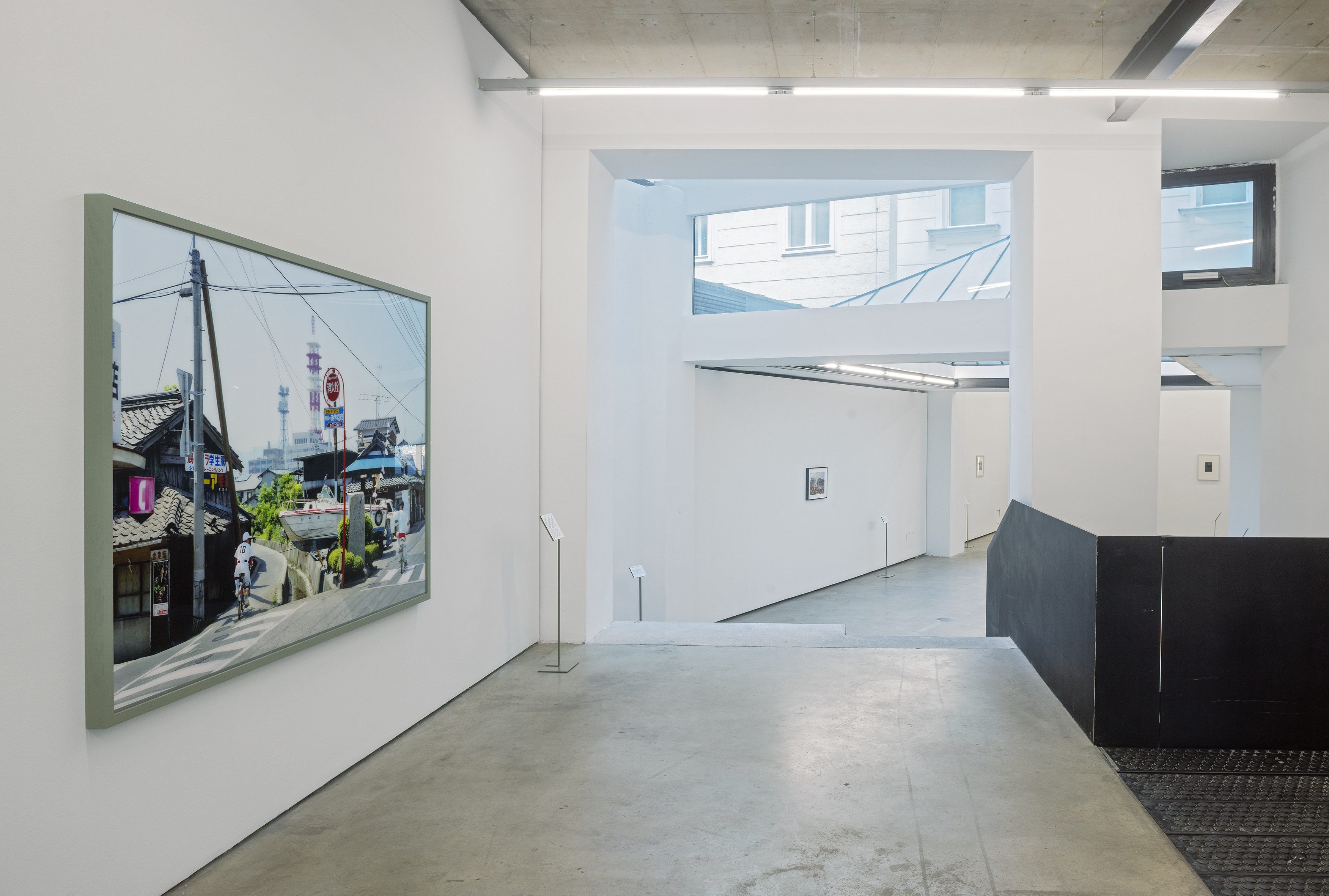 Installation view, Passants parmis les pierres, fjk3—Contemporary Art Space, Vienna, 2026. Photo: Lisa Rastl.