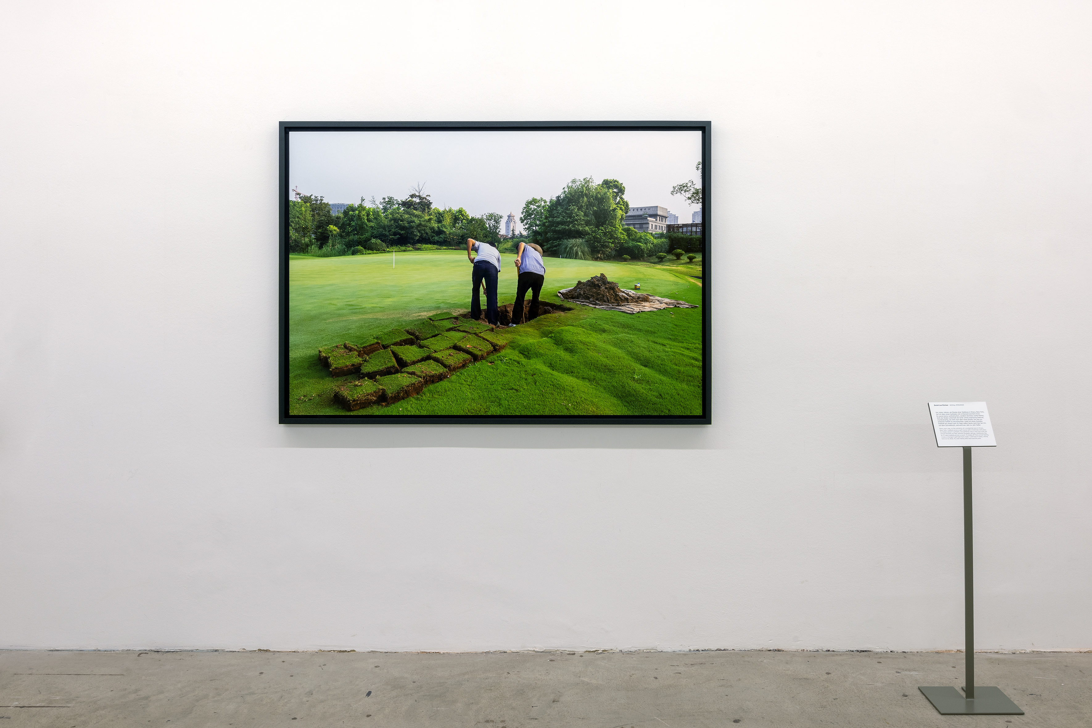 Installation view, Passants parmis les pierres, fjk3—Contemporary Art Space, Vienna, 2026. Photo: Lisa Rastl.