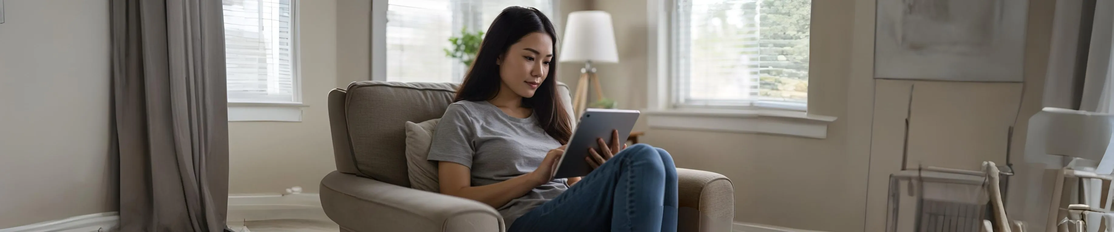 Mulher relaxando no sofá e usando tablet em sala de estar