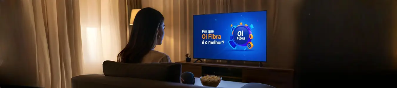 Mulher assiste TV com anúncio da Oi Fibra na sala de casa