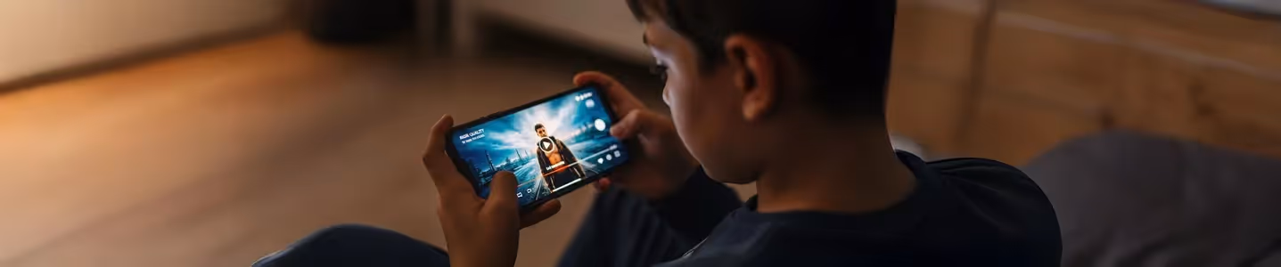 Criança assistindo filme em streaming no smartphone