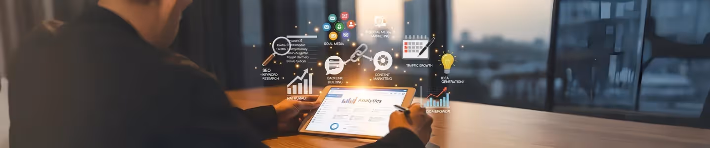 Profissional analisa marketing digital em tablet com ícones