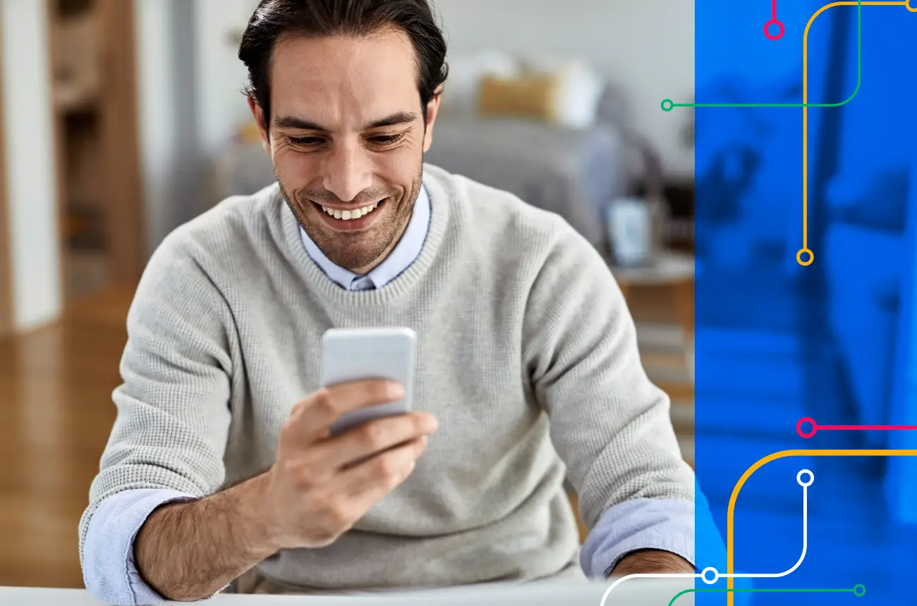 Homem lendo comunicados escolares no celular