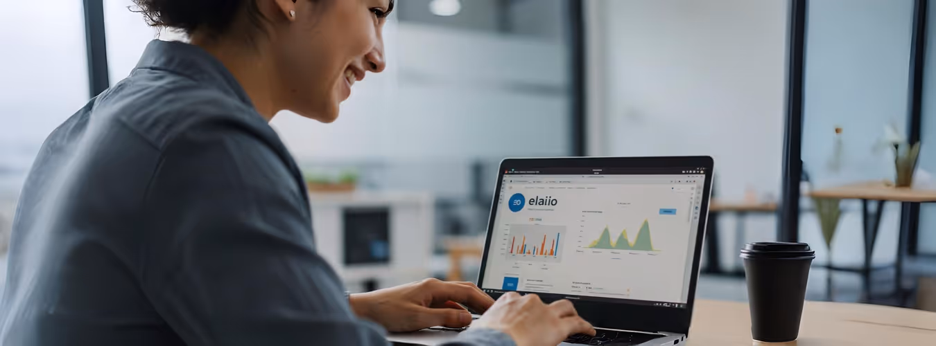 Mulher usando laptop com gráficos e dados na tela Elai.io