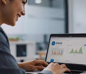 Análise de dados em laptop com plataforma Elai.io aberta
