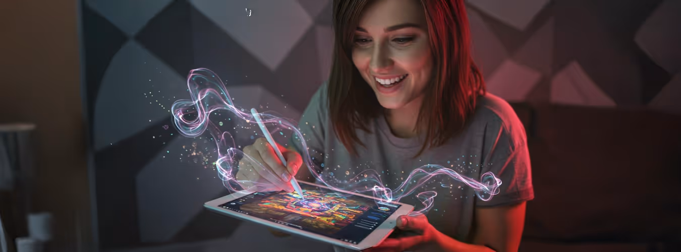 Mulher cria arte digital em tablet com caneta stylus