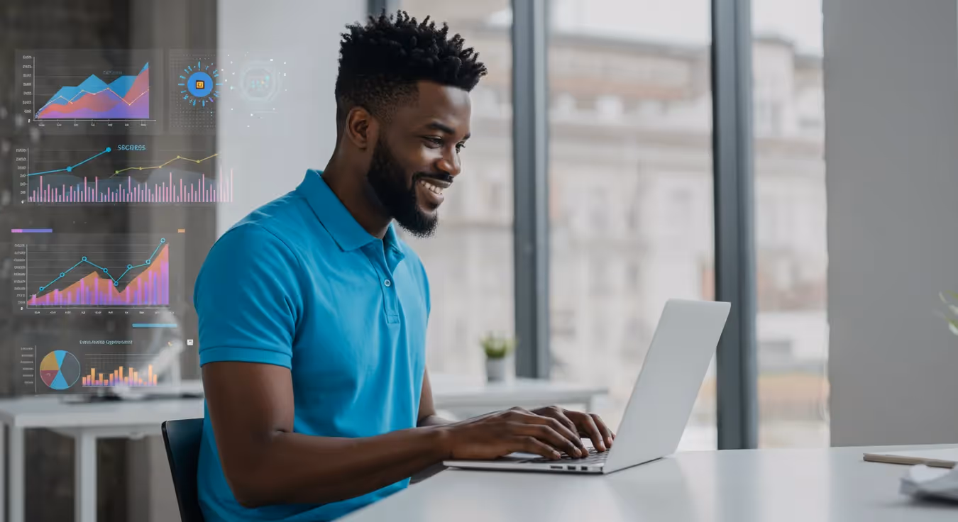 Pessoa sorrindo analisando dados em um laptop com gráficos.