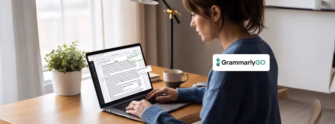 Mulher usando laptop com GrammarlyGO revisando um texto.