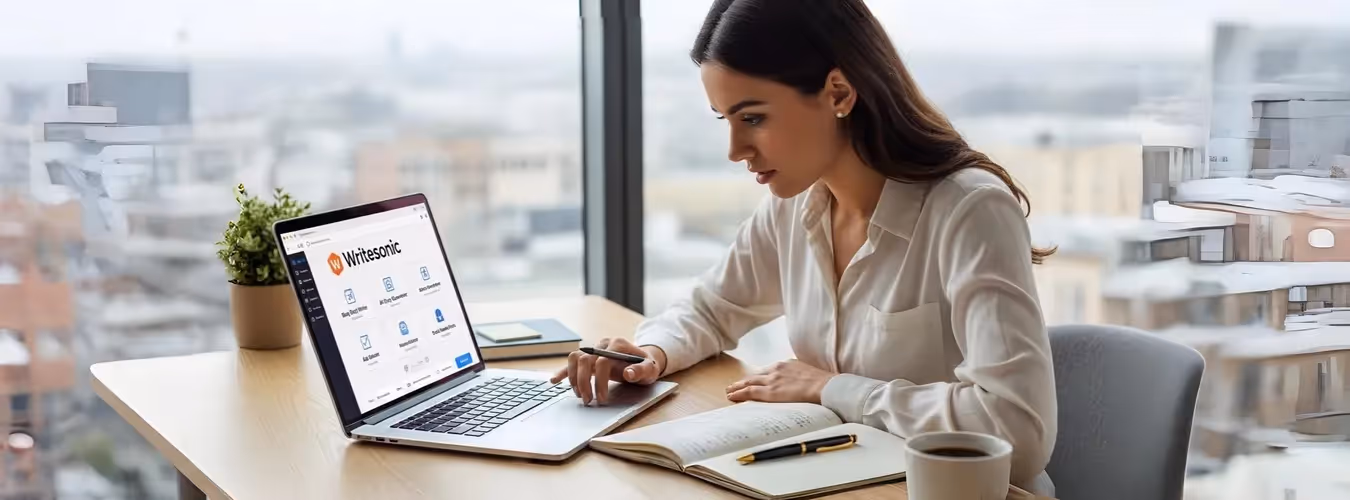 Mulher trabalhando com Writesonic em laptop no escritório