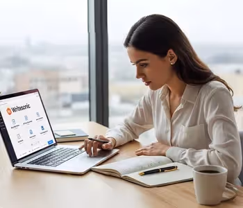 Profissional usando Writesonic em notebook com anotações