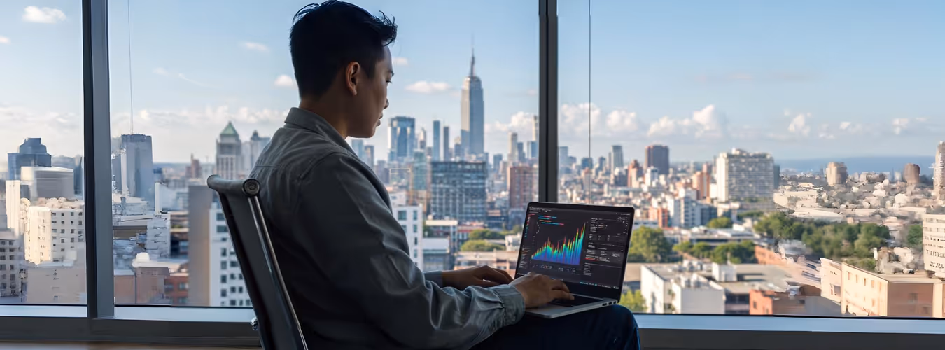 Profissional analisando gráficos em laptop com vista da cidade