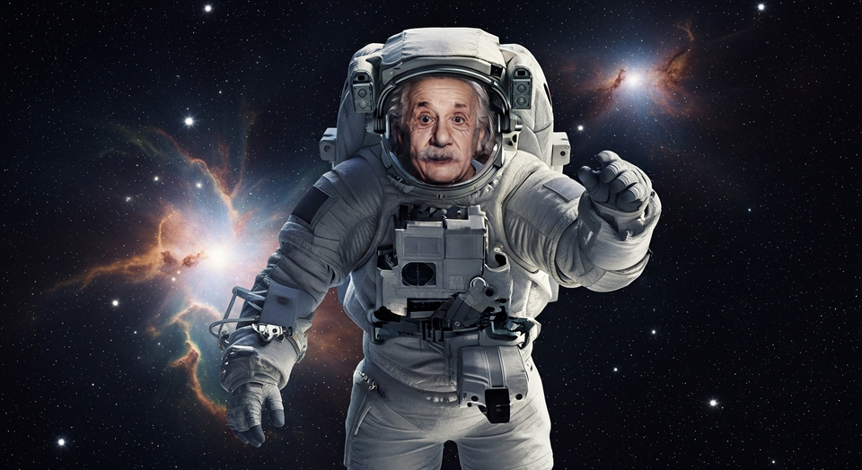 Einstein com traje de astronauta flutuando no espaço.