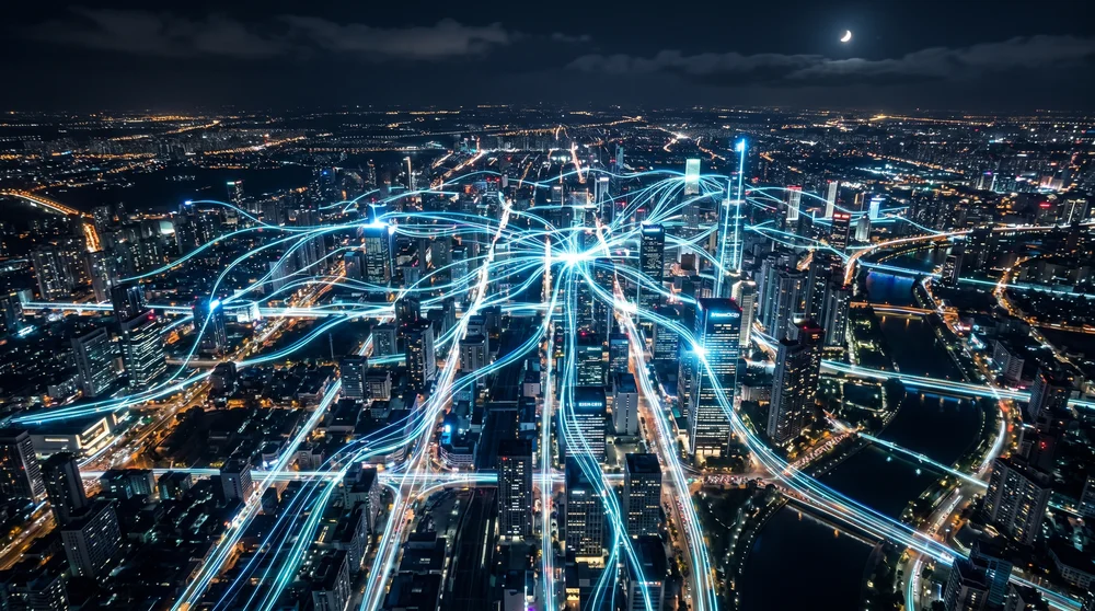 Cidade inteligente iluminada com redes de dados conectadas.