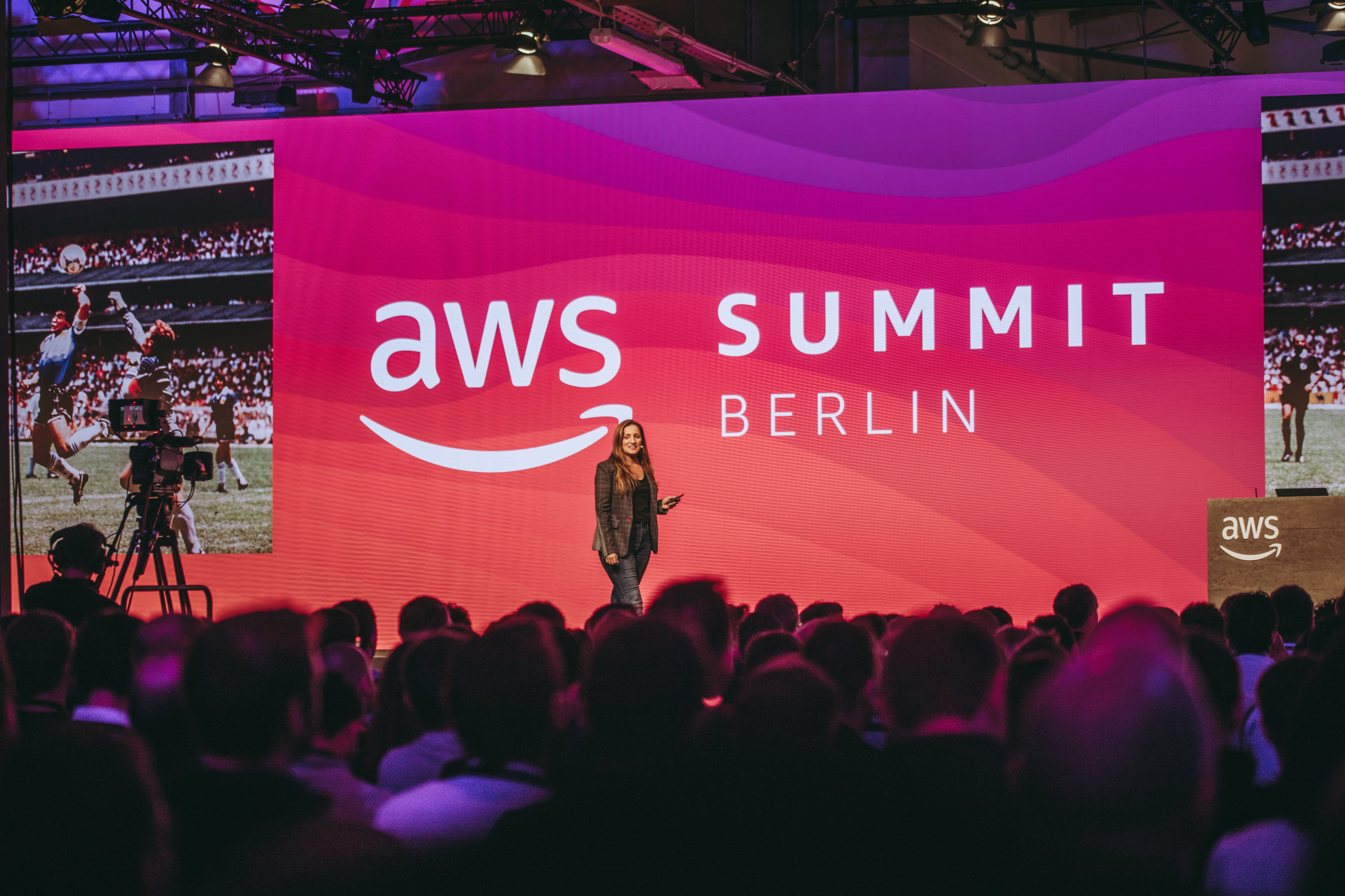 HEED CEO Danna Rabin opens the AWS Summit Berlin keynote designed by Jon Morris